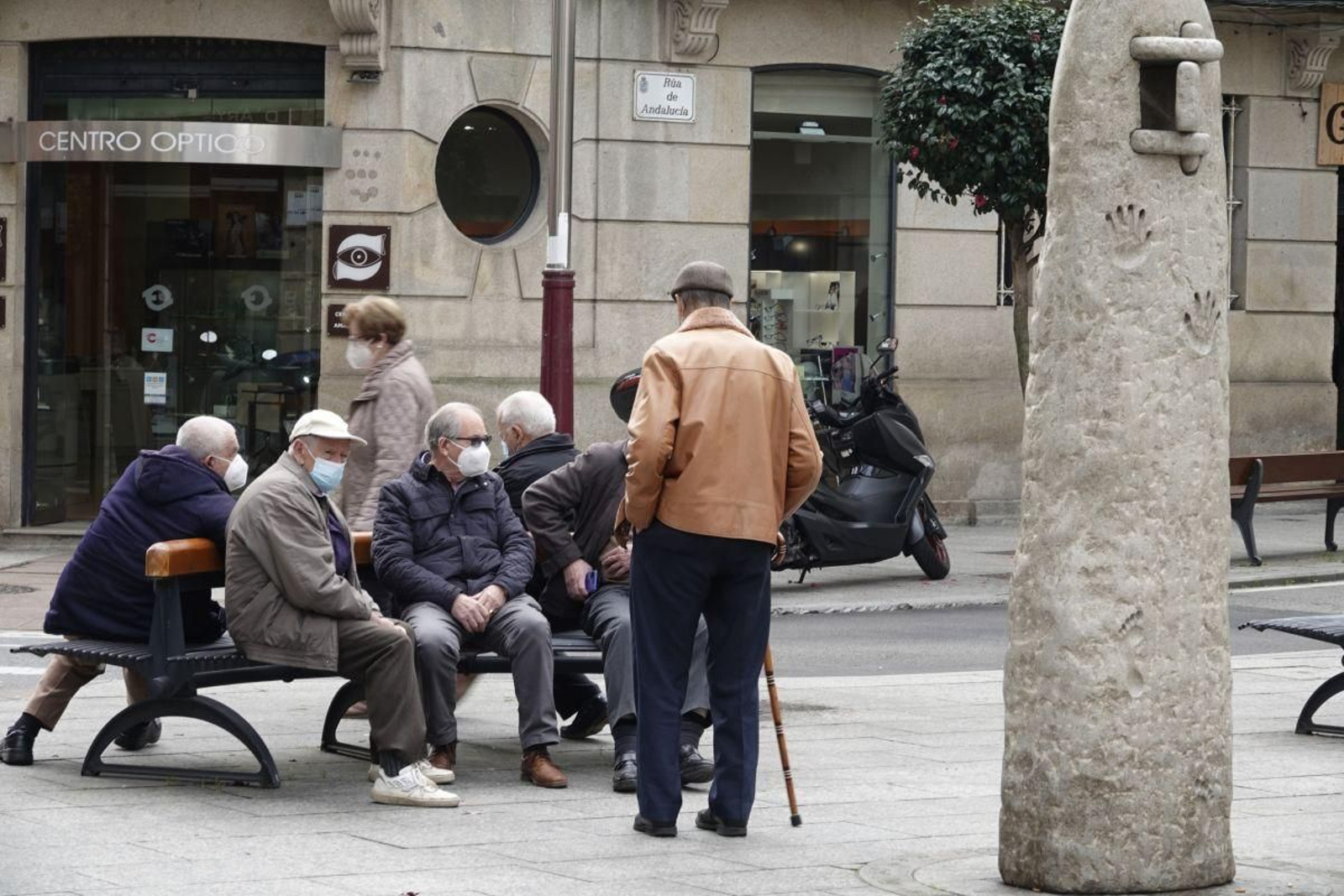 La edad aumenta las posibilidades de tener el colesterol alto.