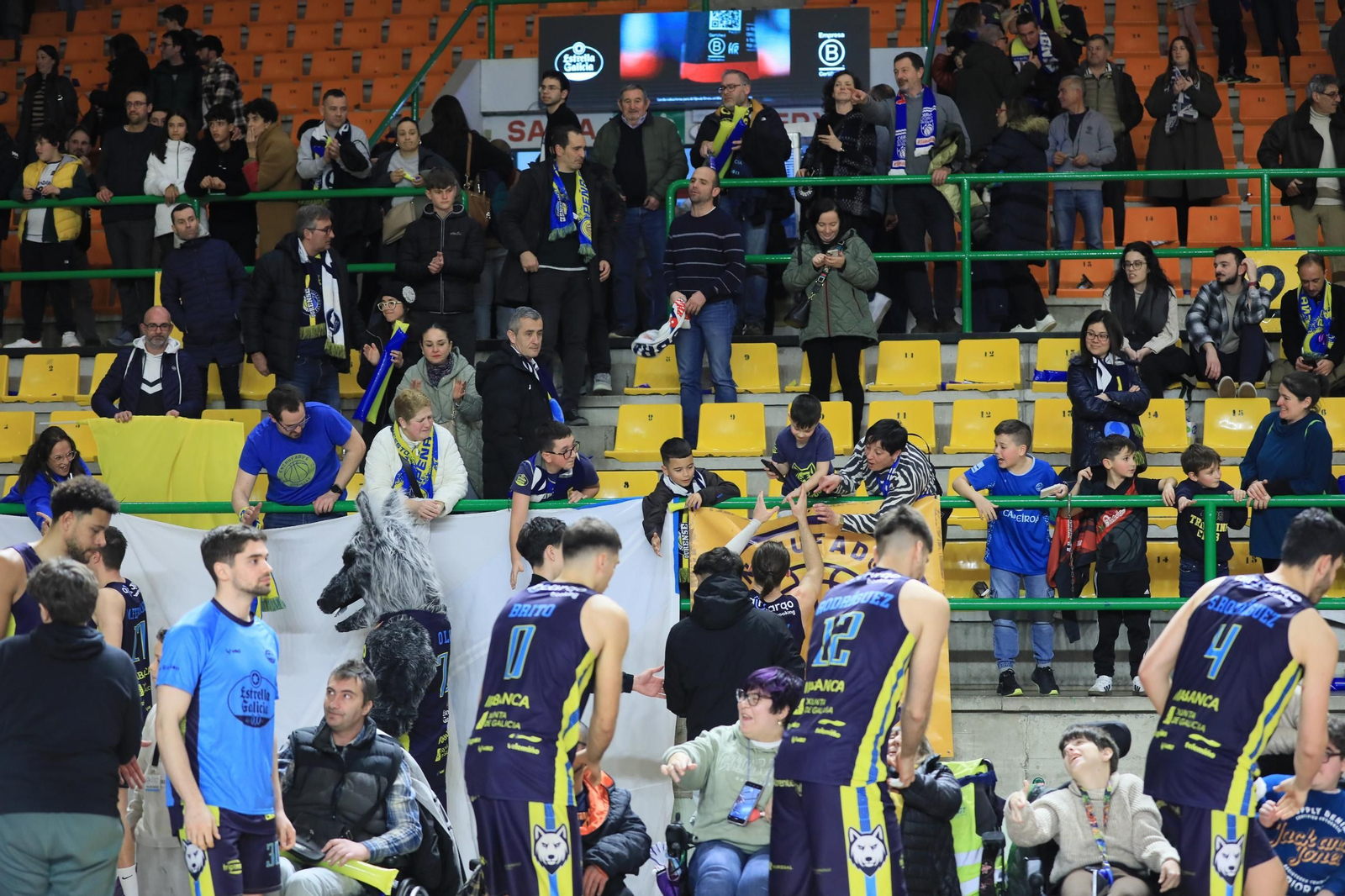 Galería | El Pazo, a reventar para el derbi COB-Obradoiro