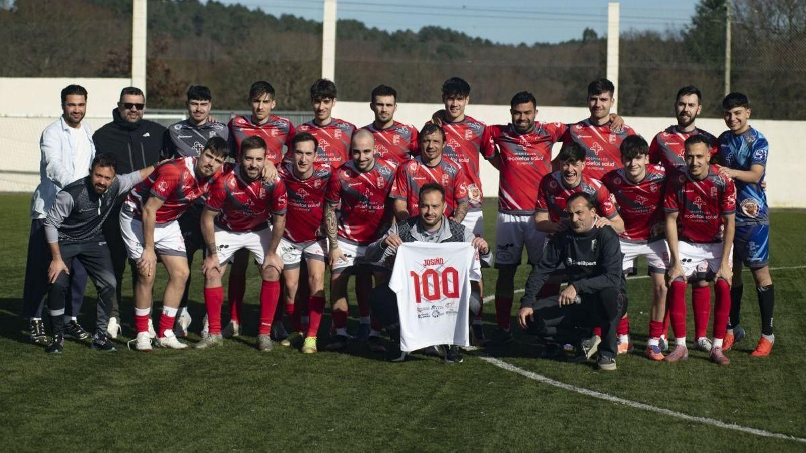 El técnico Josiño, con la camisita de los 100 partidos en el banquillo del Peroxa.