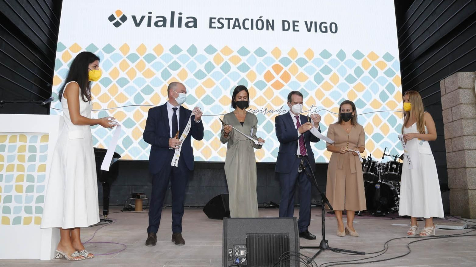 Manuel Teba, Isabel Pardo de Vera, Abel Caballero y Ethel Vázquez tras cortar la cinta inaugural.