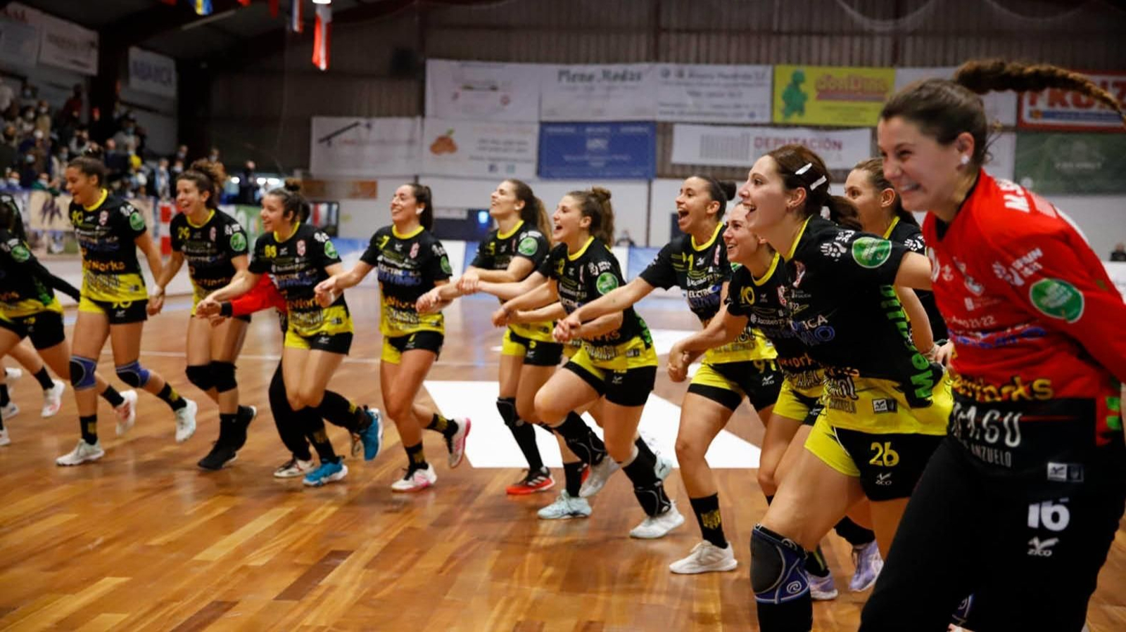 Las jugadoras locales festejaron con su animoso público el pase a la siguiente ronda, en la que se medirá al Besançon francés.