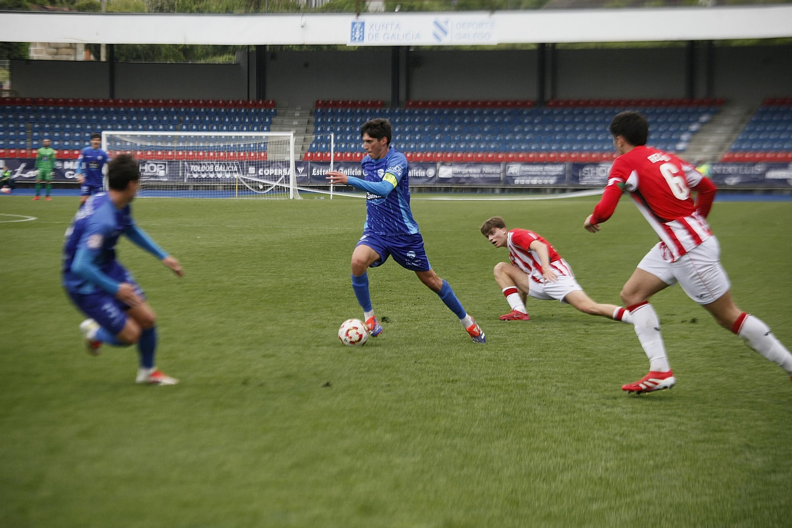 Galería | El Ourense CF sumó su primera derrota en el fortín de O Couto