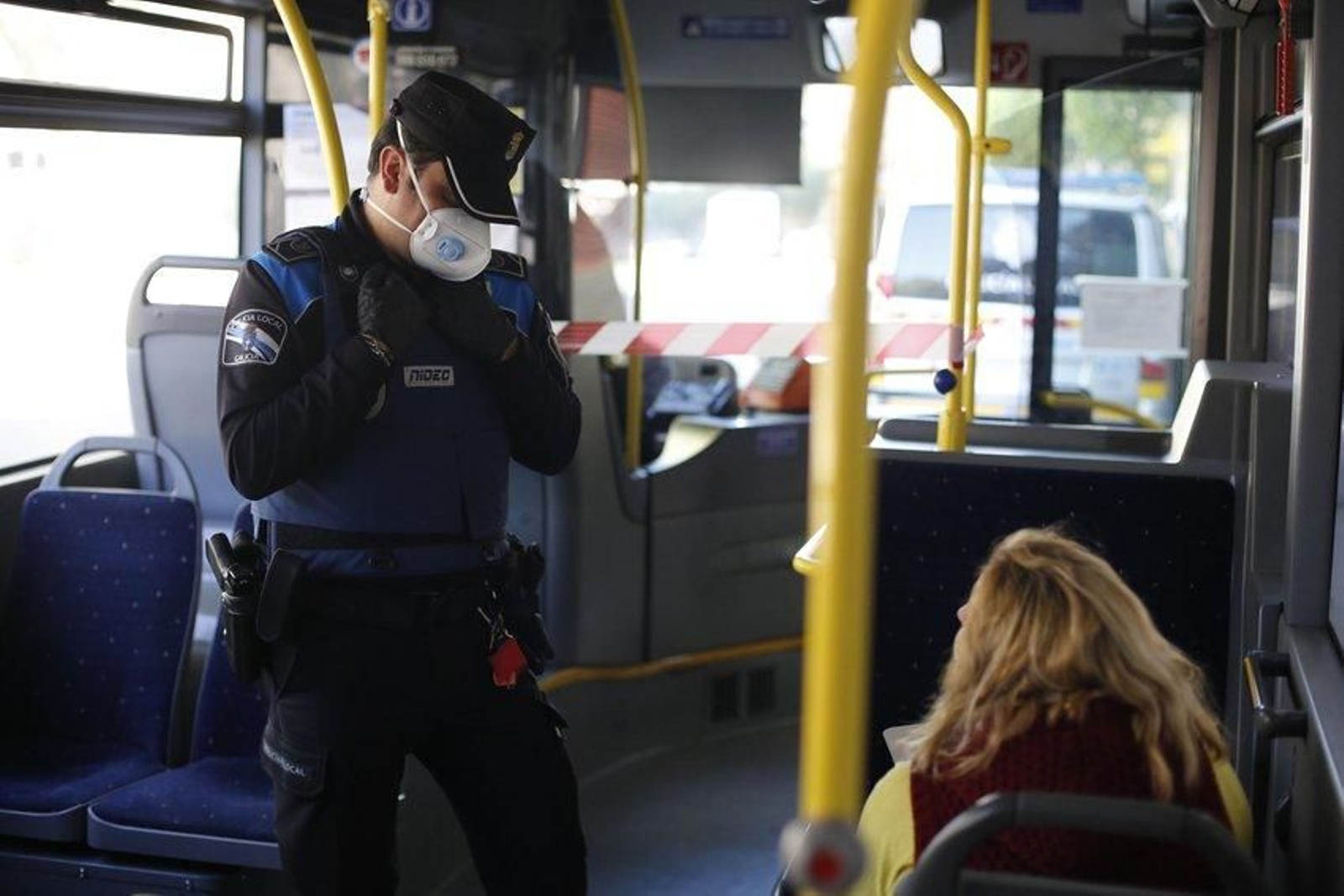 Controles de la Policía Local de Ourense a los ciudadanos por la alarma del coronavirus a peatones, vehículos y autobuses urbanos. Foto: Xesús Fariñas