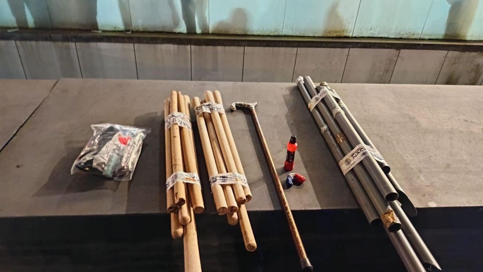 Instrumentos requisados de la trifulca.