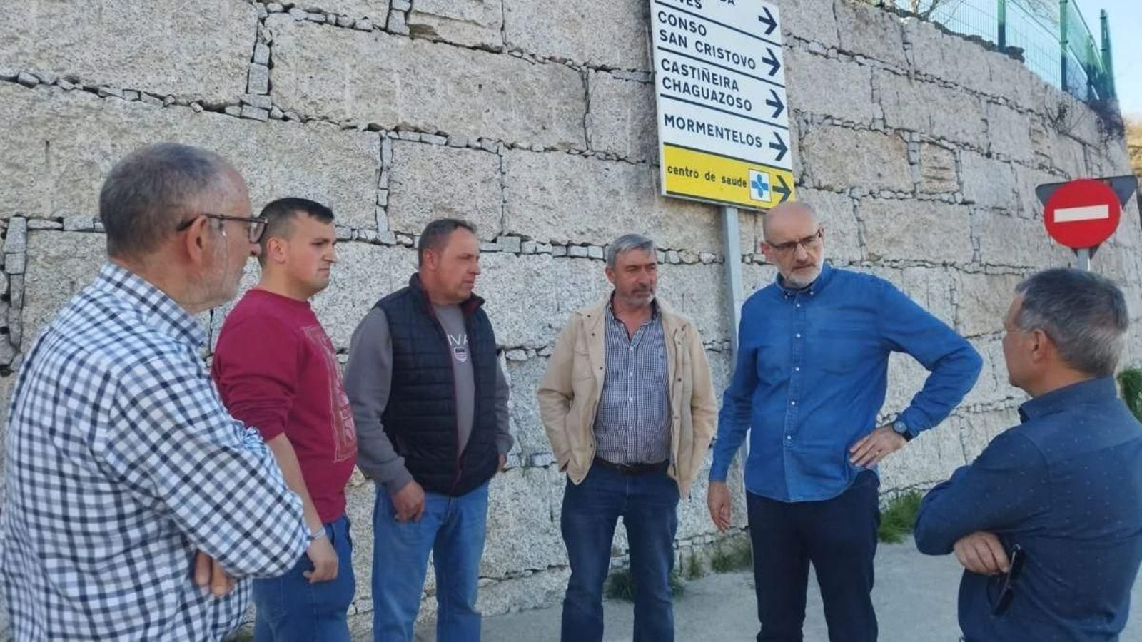 Concejales del BNG de Viana do Bolo y Vilariño de Conso, en la OU-701.