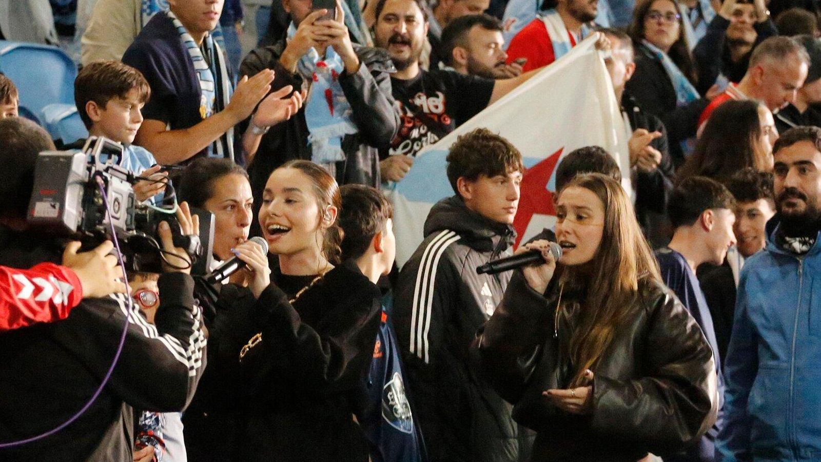 El dúo “Fillas de Cassandra” se mezcló con los aficionados en la previa del encuentro para dar el último arreón anímico.