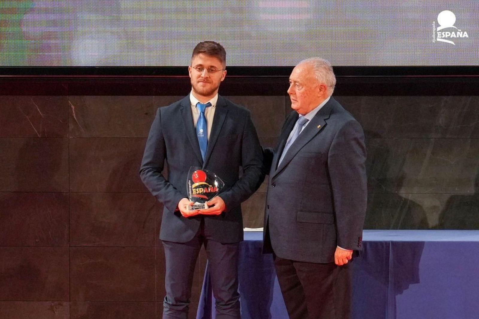 La entrega del premio.