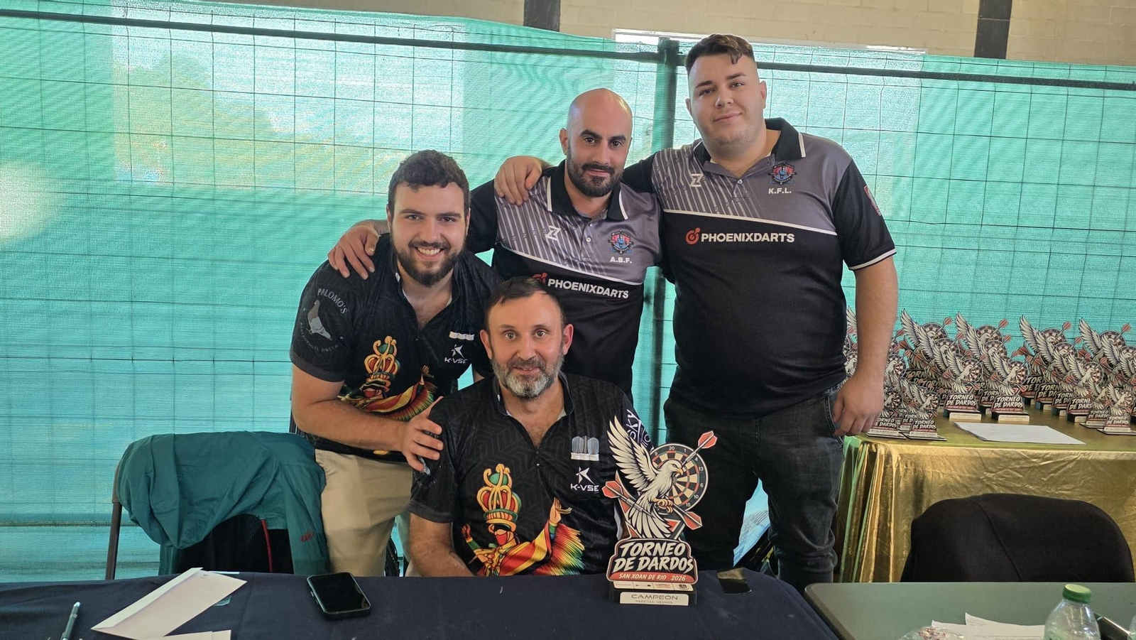 arios momentos de las partidas y del ambiente vivido durante el primer torneo de dardos celebrado en el pabellón municipal de San Xoán de Río