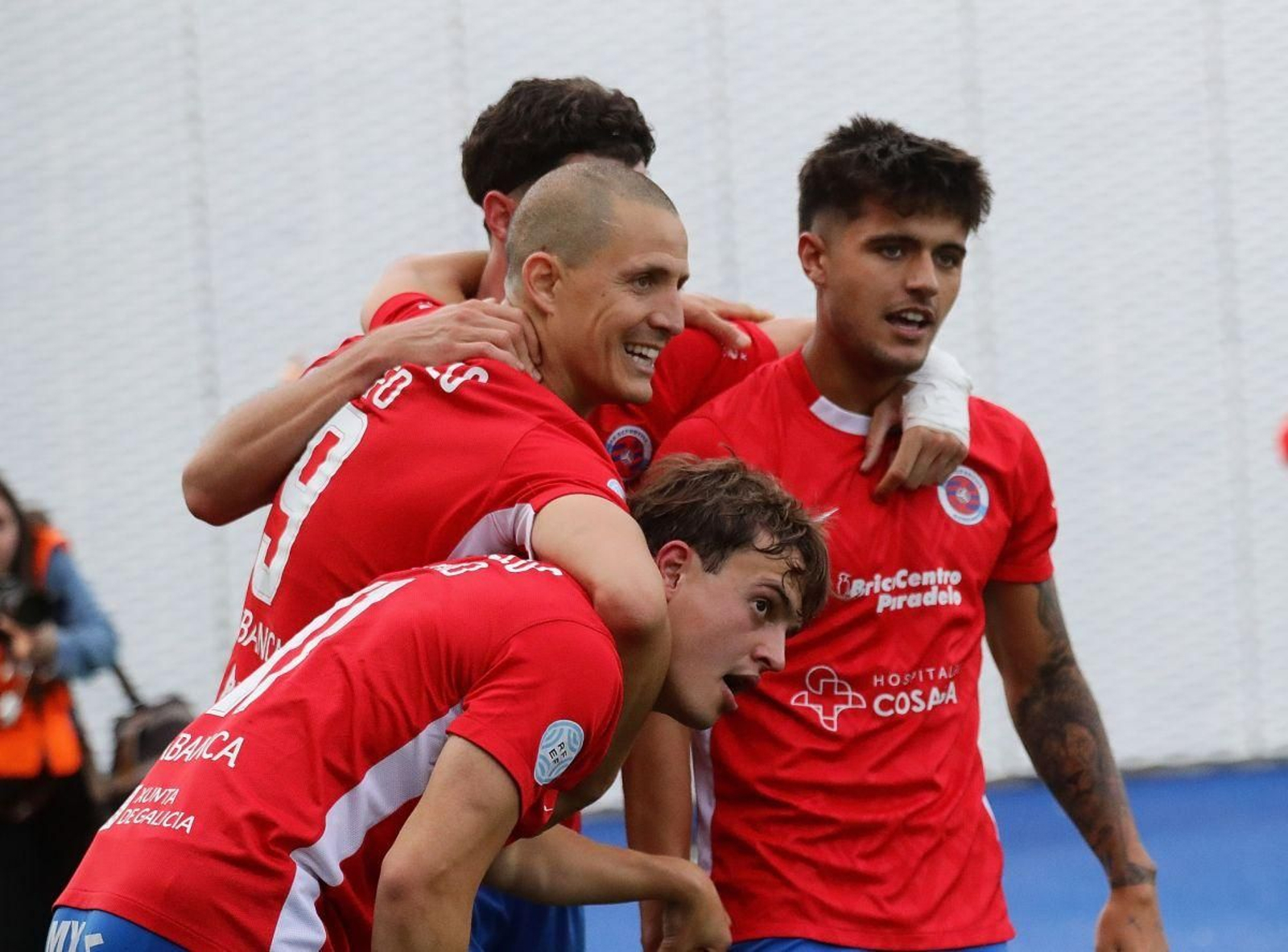 Los jugadores rojillos celebran el gol de Justino ante el Reus.