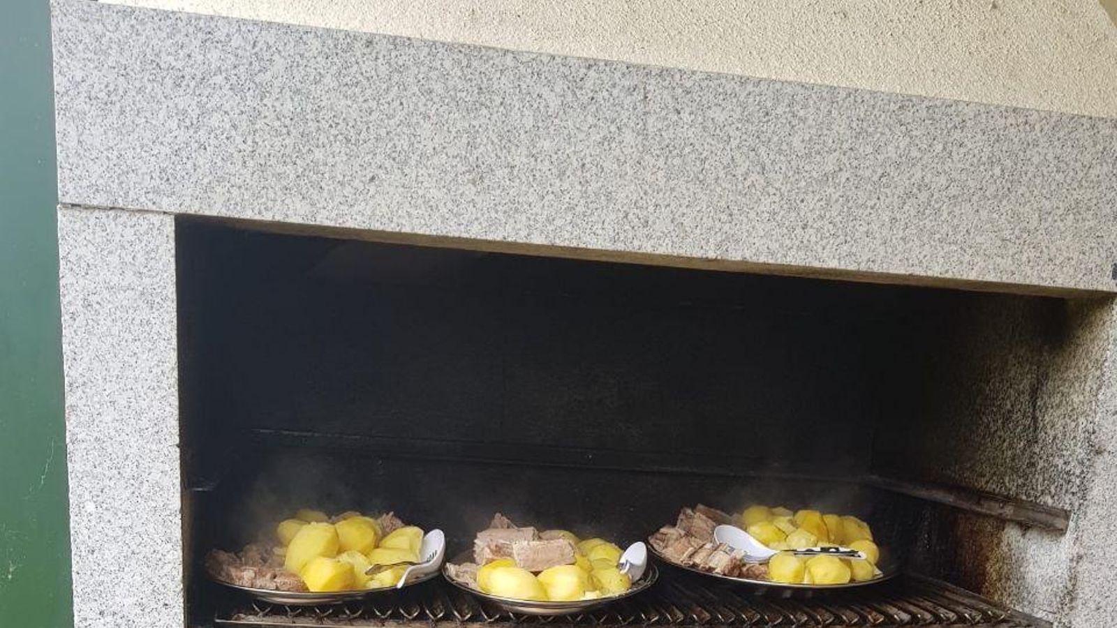 La carne se cuece lentamente junto a patatas de la zona hasta que queda tan tierna que se deshace con el tenedor.