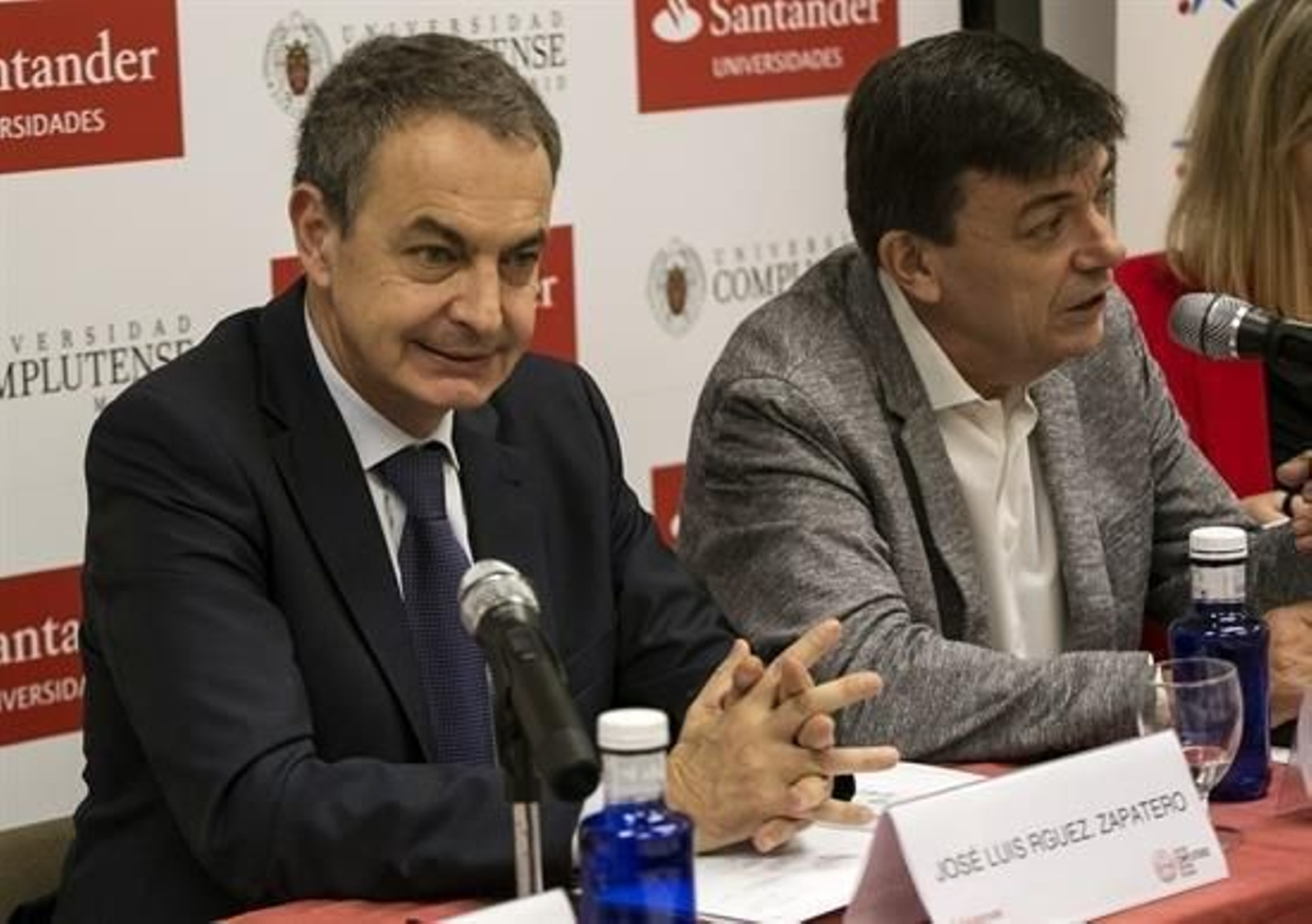 El expresidente del Gobierno, José Luis Rodríguez Zapatero, junto al Rector de la Universidad Complutense, Carlos Andrada, durante su intervención en los Cursos de verano de la Universidad Complutense de Madrid.