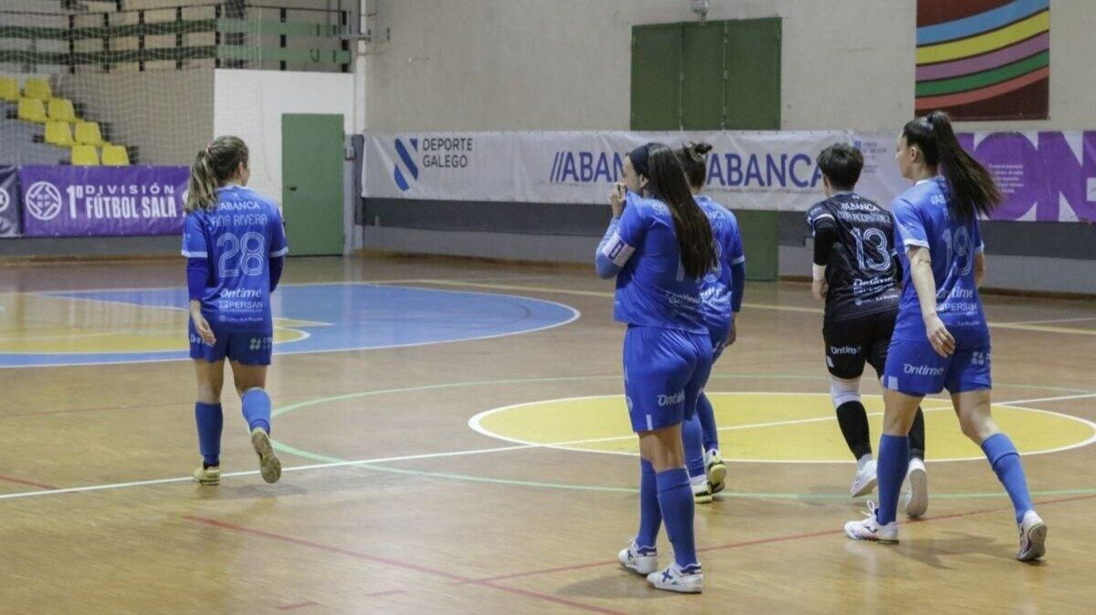 Sara Moreno besa el escudo del Ourense CF al marcar el 1-0. | Foto: Iago Cortón