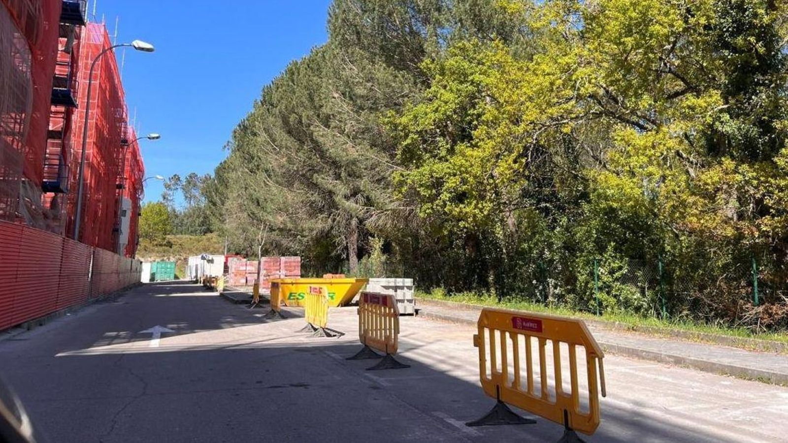 Los contenedores de escombros ocupan el sitio para los coches.