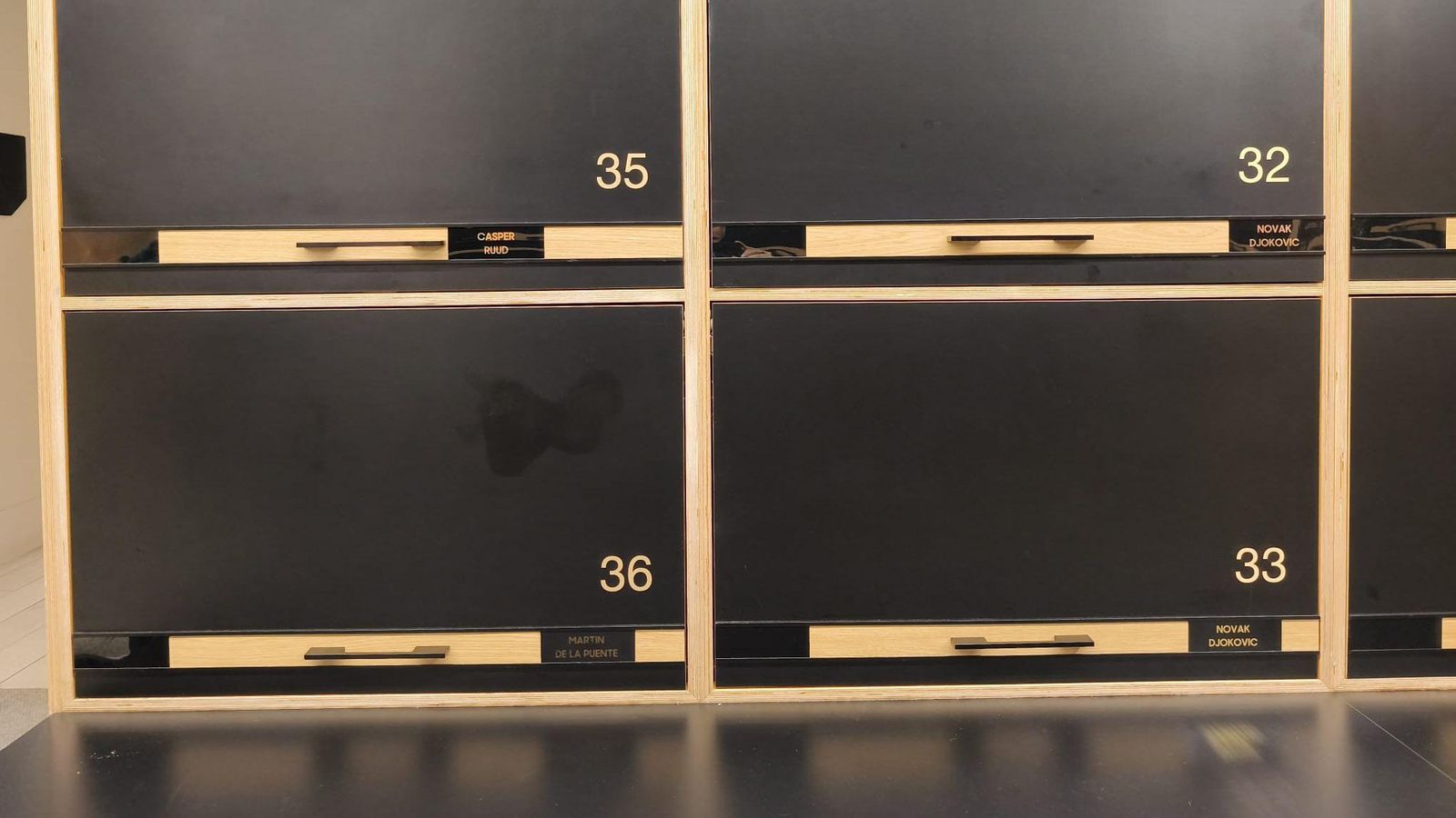 La taquilla de Martín de la Puente en Melbourne Park, junto a la de un tal Novak Djokovic.