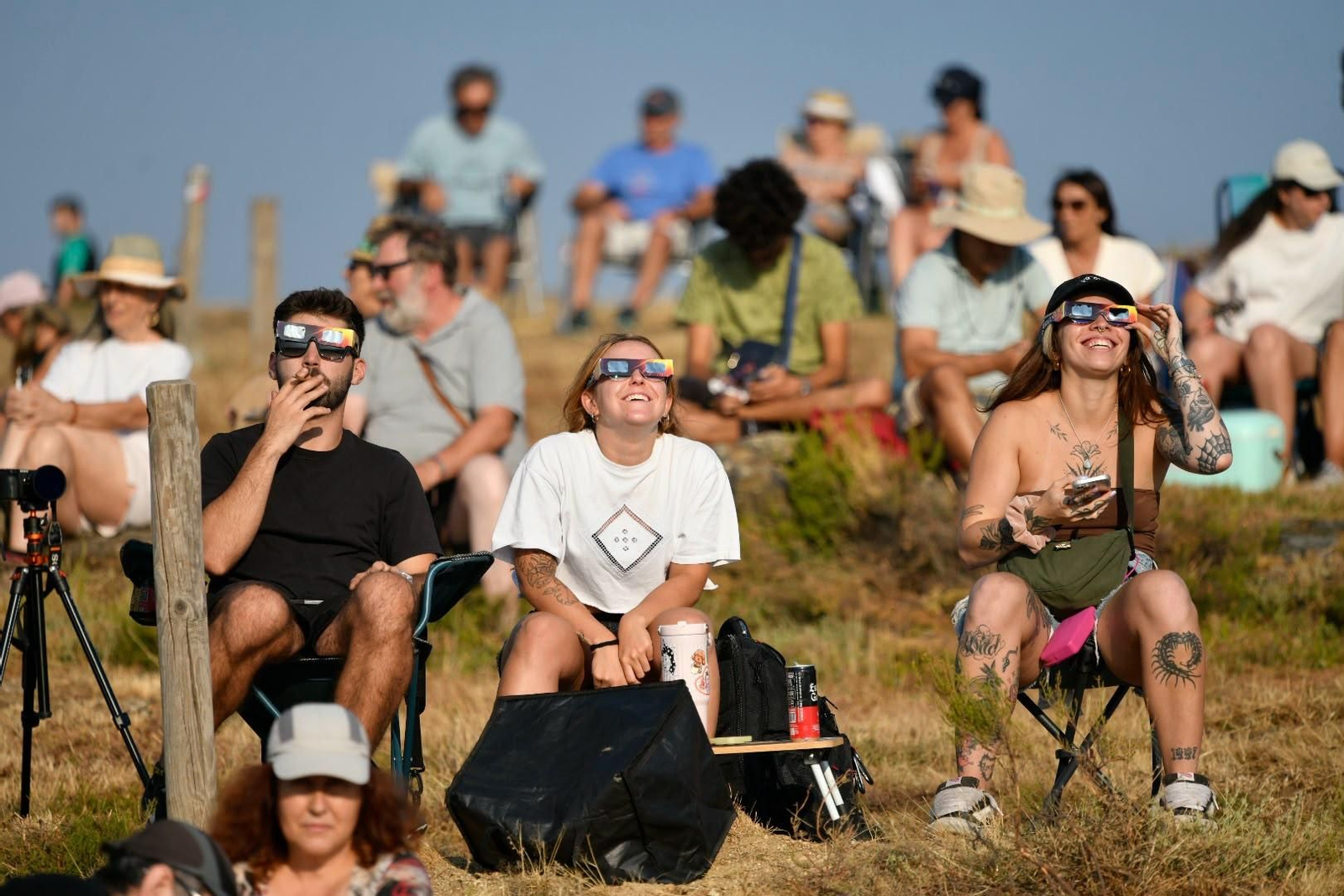 Vecinos y visitantes ultiman los preparativos y toman posiciones en los puntos habilitados para disfrutar de la observación del eclipse solar