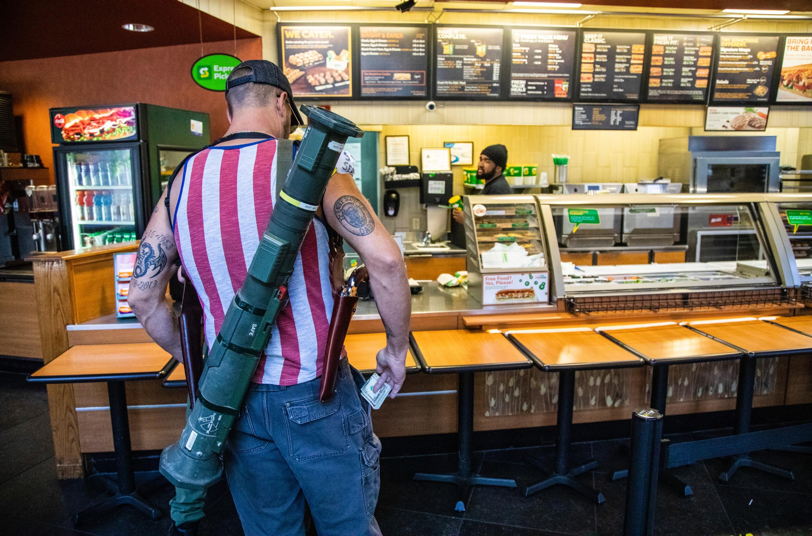 Un manifestante anti-confinamiento pide un bocadillo en la ciudad de Raleigh. (Foto: Travis Long / The News & Observer)