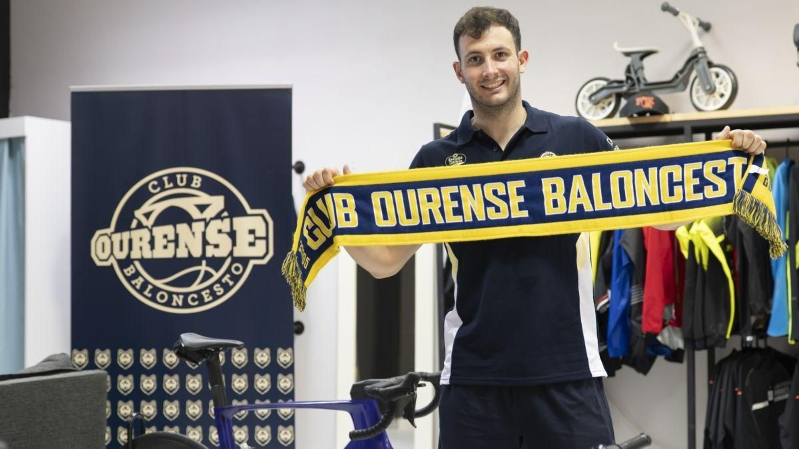 El jugador cobista Xabi Oroz posa con una bufanda del equipo ourensano.
