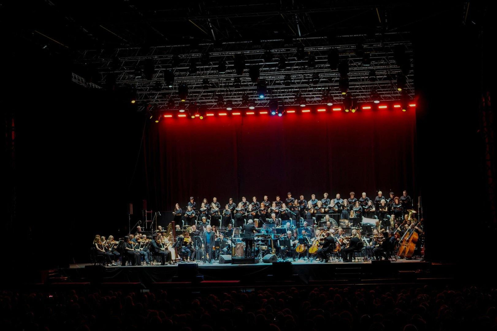 Víctor Manuel acompañado de la Real Filharmonía de Galicia.