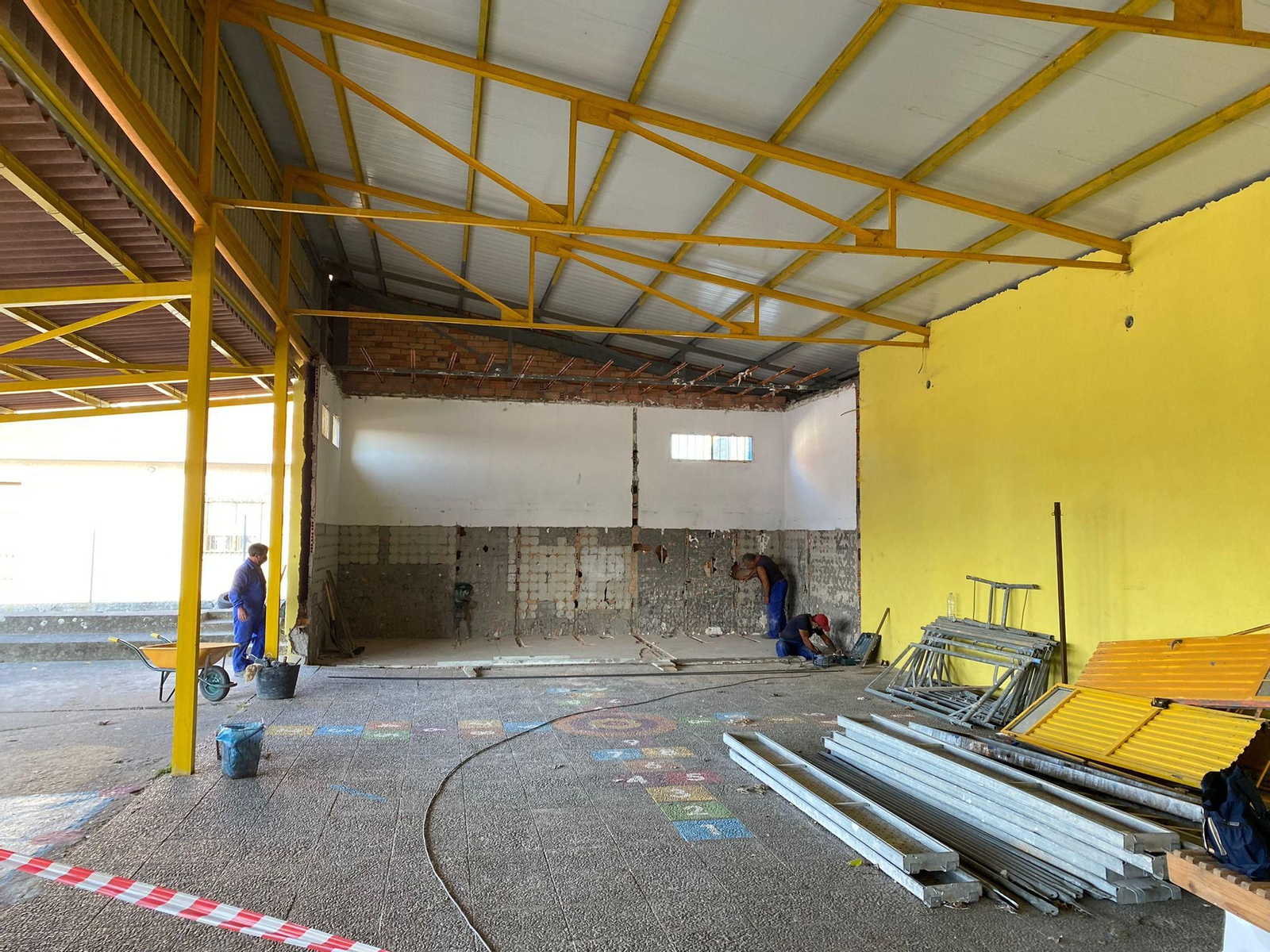 Los operarios del Concello trabajan en las obras. (Foto: cedida).