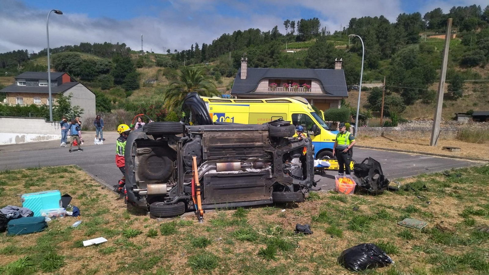 El coche accidentado en O Barco de Valdeorras.