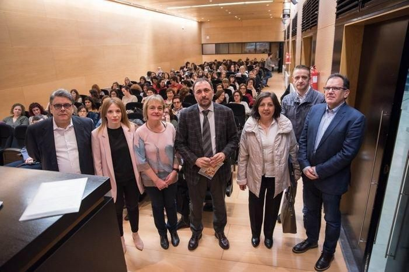OURENSE (CENTRO CULTURAL MARCOS VALCÁRCEL). 20/04/2018. OURENSE. Esther Álvarez Silvares, ginecóloga y jefa de seccion de obstetricia en el CHUO, Miguel Abad Vila, gerente ejecutivo del área sanitaria de Verín, Mª Belén Vázquez Gómez, psicóloga y matrona del Hospital de Verín, Julio García Comesaña, gerente de la Estructura Organizativa de Gestión Integrada (Eoxi) de Ourense, el médido psiquiatra e historiador, David Simón Lorda y el también médico psiquiatra, miembro de la Asociación Española de Psiquiatría y de la junta directiva de la Asociación Gallega de Psiquiatría, Luis Docasar Bertolo, presentan las "Xornadas sobre problemas de saúde mental da muller durante o embarazo". FOTO: ÓSCAR PINAL.

En la foto: Miguel Abad, Belén Vázquez, Esther Álvarez, Julio García, Chelo Balado, Luis Docásar y David Simón.