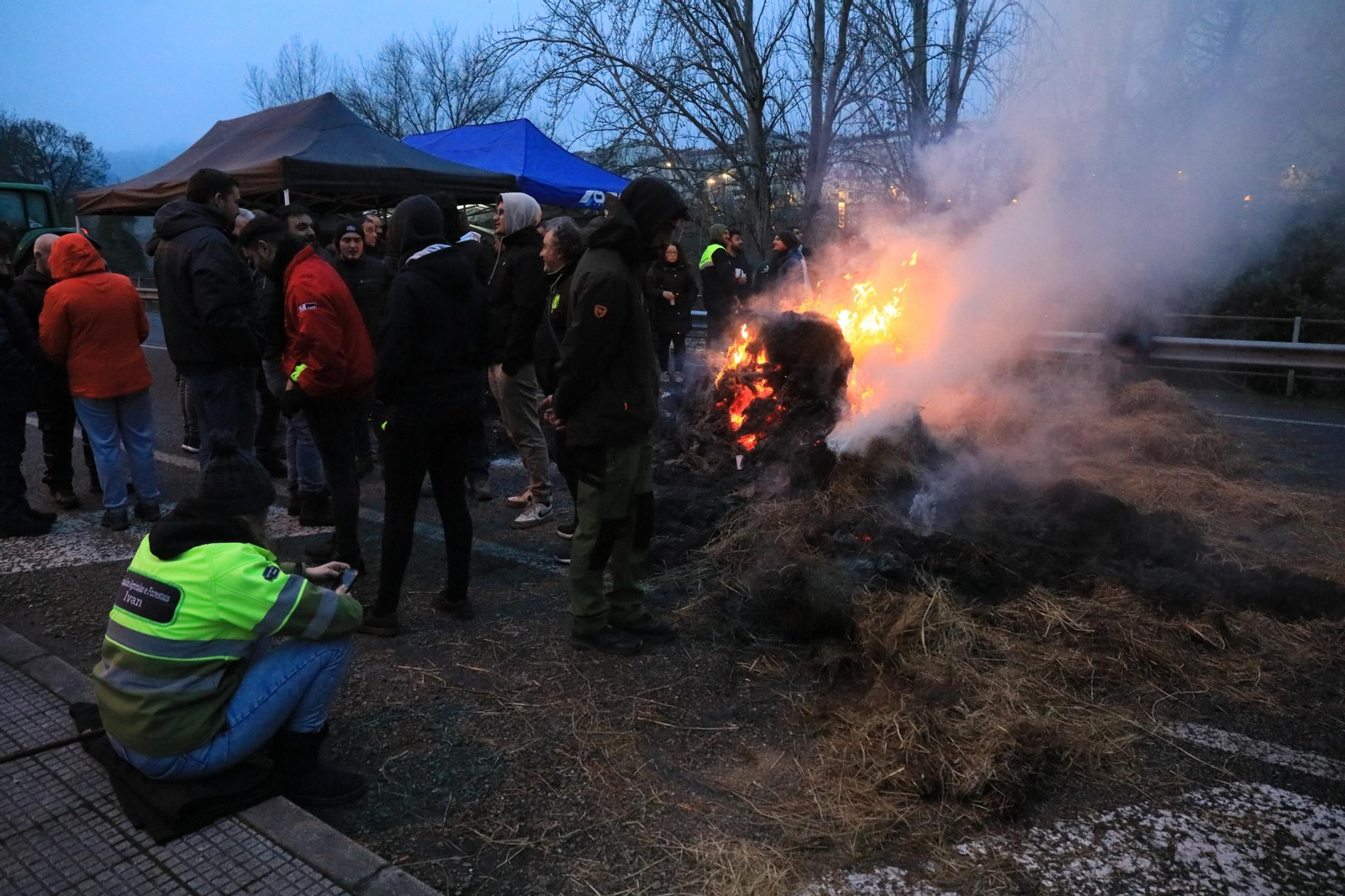 Galería | Largas hileras de tractores bloquean la N-120 en Ourense, en el cuarto fin de semana de protestas