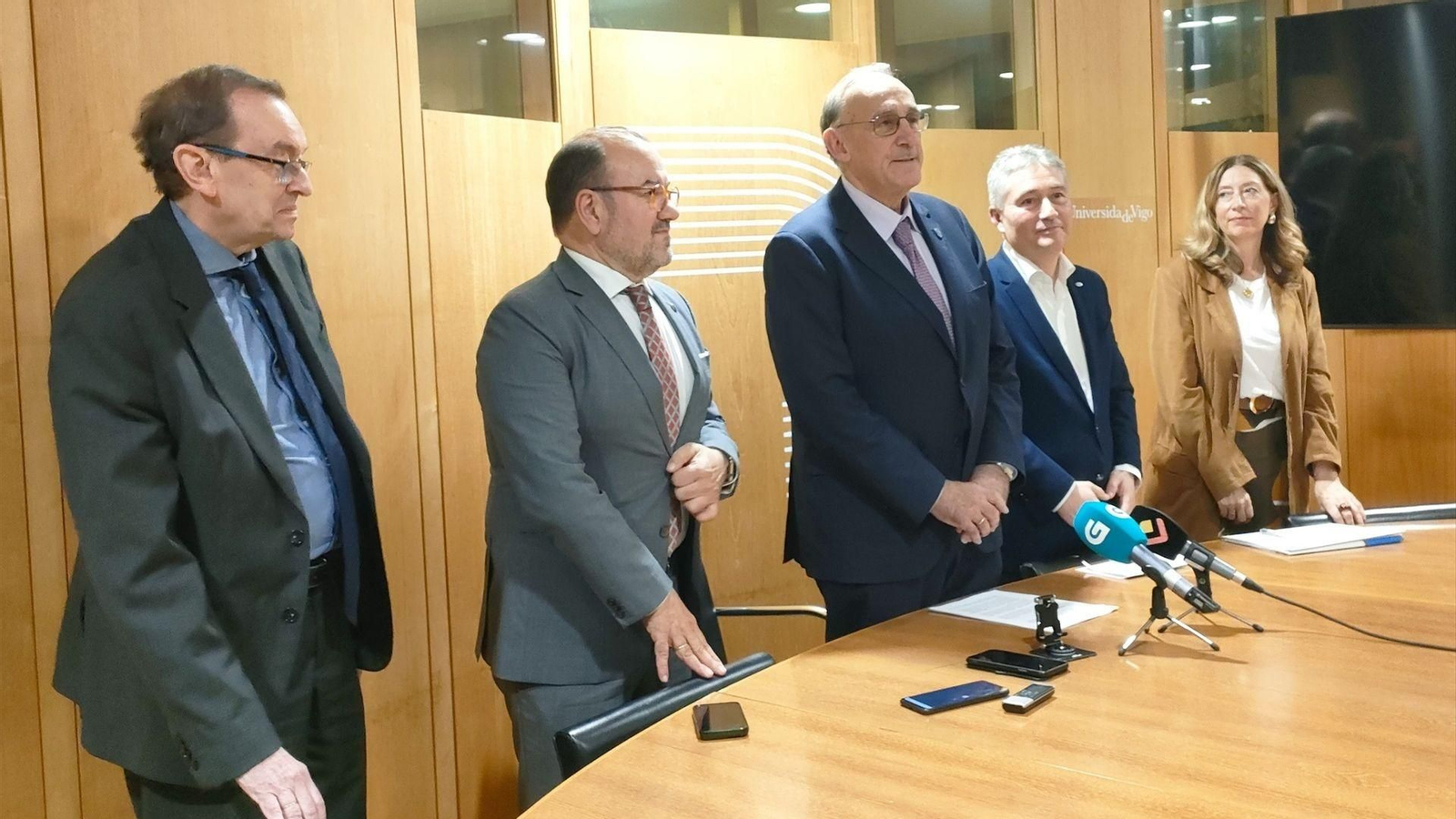 José Alberto Díez, secretario xeral de Universidades; Antonio López, rector de la USC; Manuel Reigosa, rector de la UVigo; Ricardo Cao, rector de la UDC; y Carmen Balboa, vicegerente del Sergas.