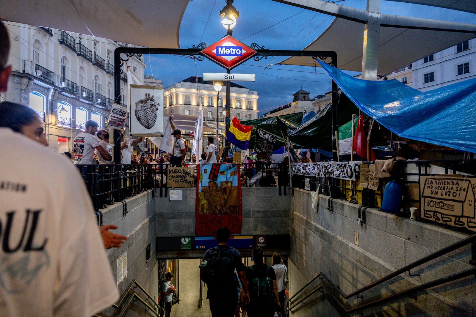 Galería | La acampada de Sol por una vivienda digna se sigue extendiendo y los congregados insisten en esta medida de presión