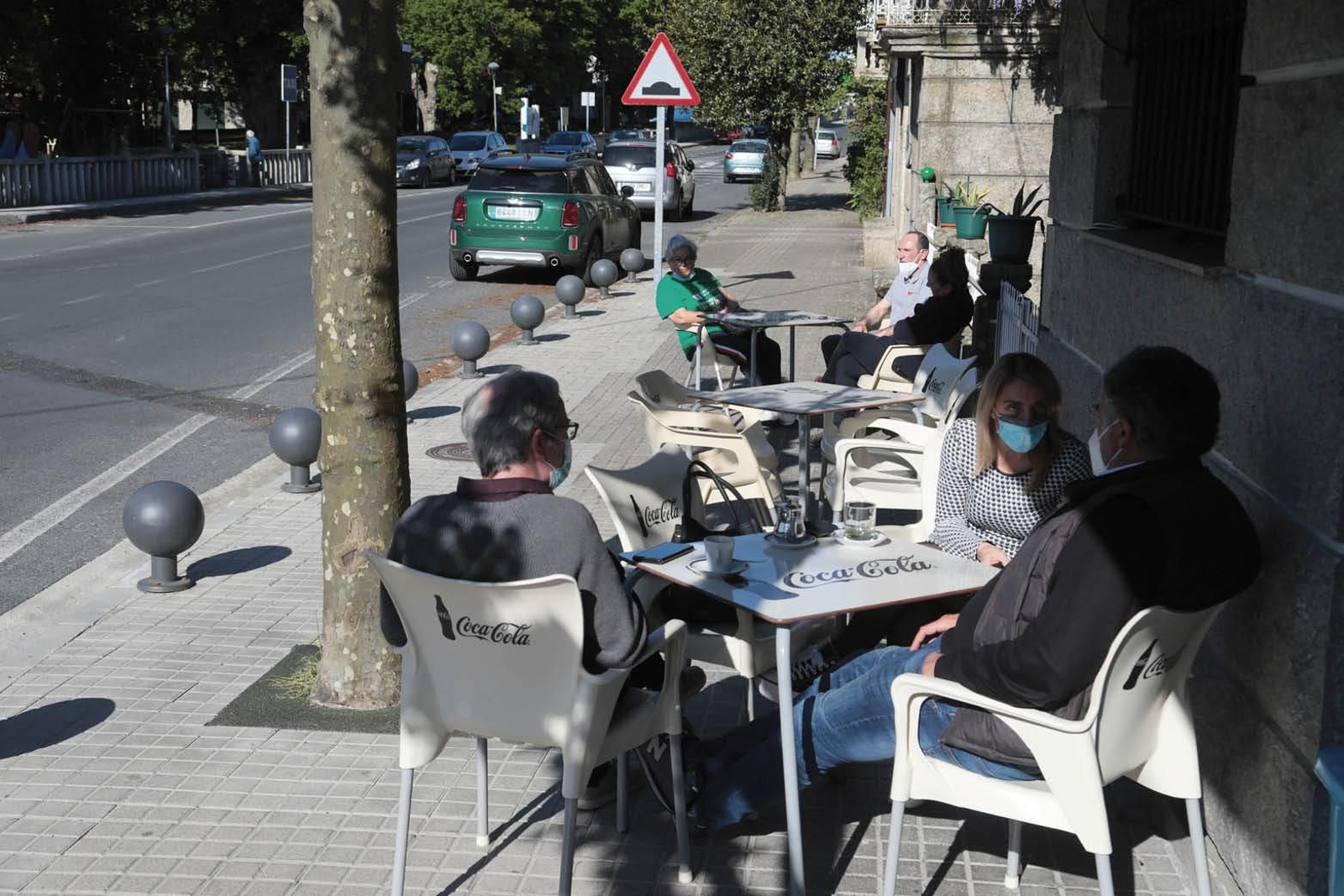 Clientes en un bar de Amoeiro, uno de los municipios que más creció. (FOTO: JOSÉ PAZ)