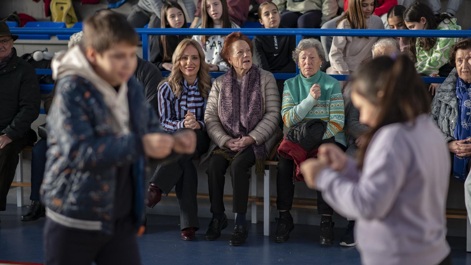 Mayores y pequeños a través de la mímica adivinaron canciones, objetos y oficios. 