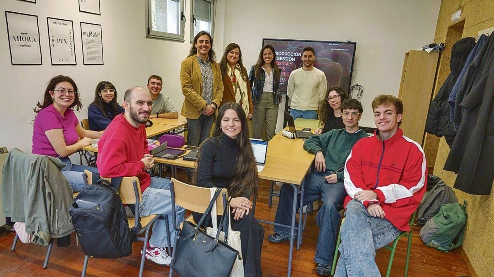 Alumnos y docentes de Producción y Gestión posan en una de las aulas del Conservatorio Superior.