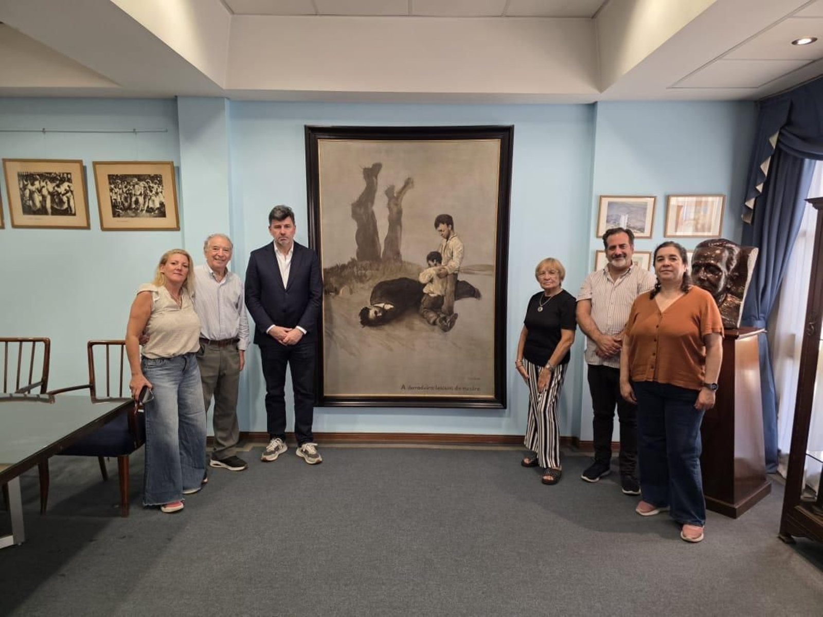 Casares en el Centro Galicia, junto al cuadro de Castelao "A derradeirra leición do mestre"
