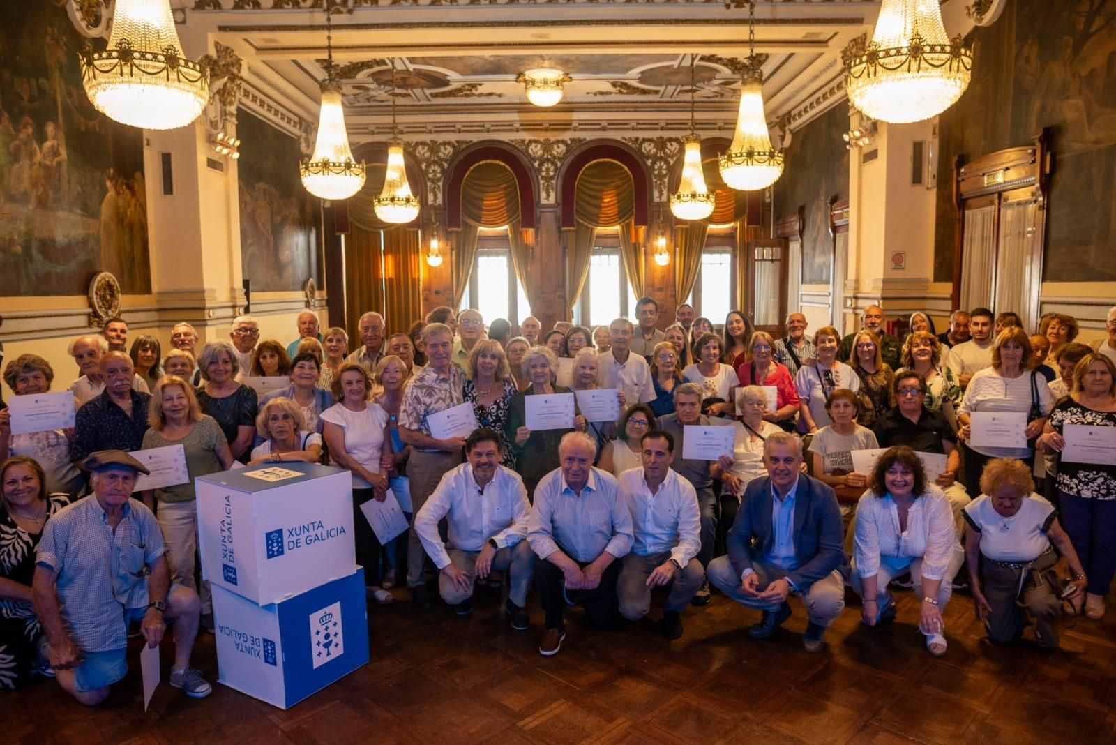 Foto de familia de la entrega de diplomas