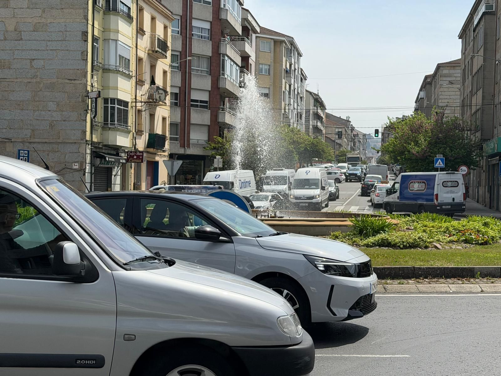 Galería | Obras, inicio de fin de semana y vuelta ciclista crean caos vial en Ourense