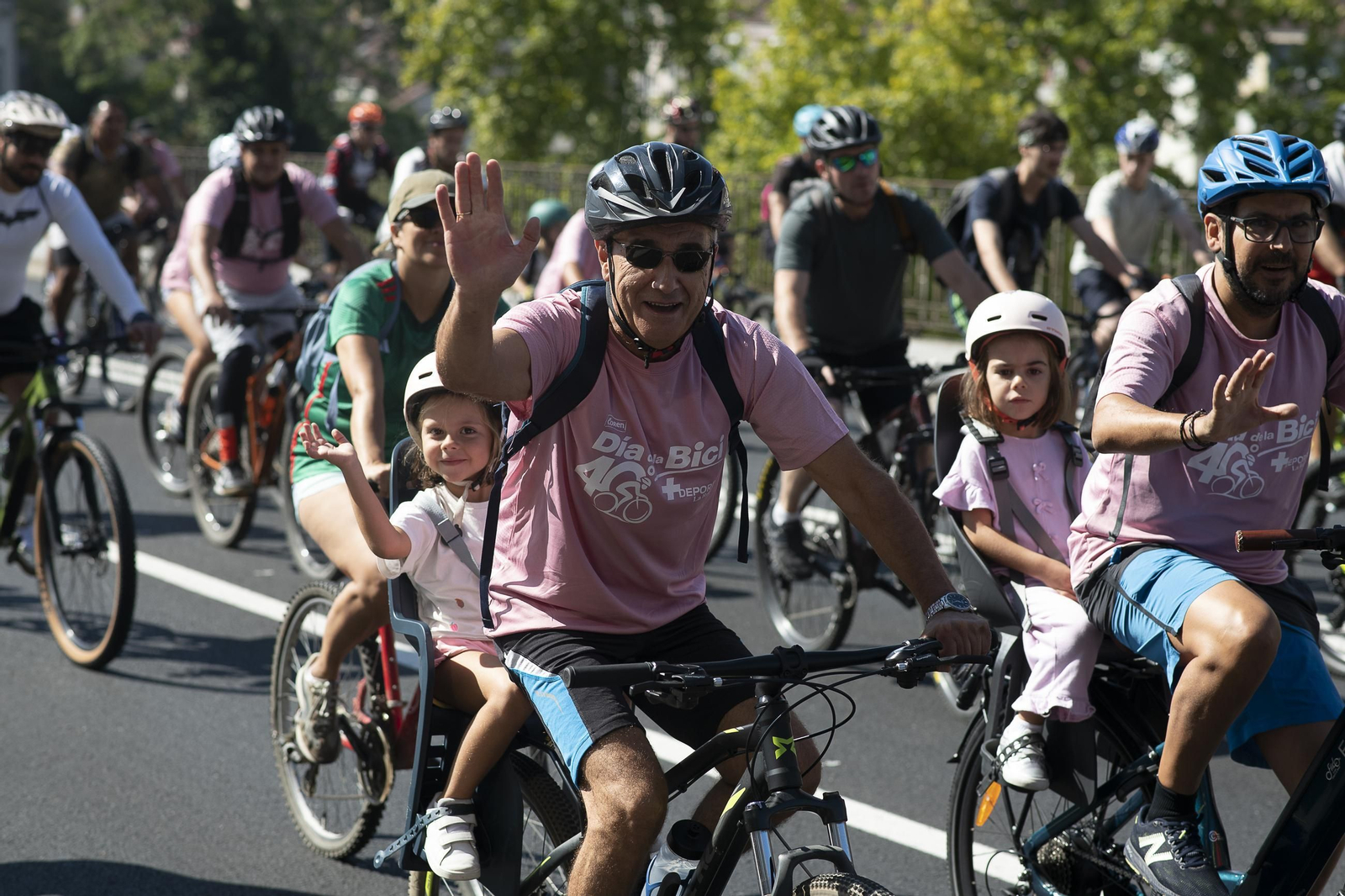 Galería | Ourense disfruta de un Día da Bici con sol, ambiente familiar y regalos