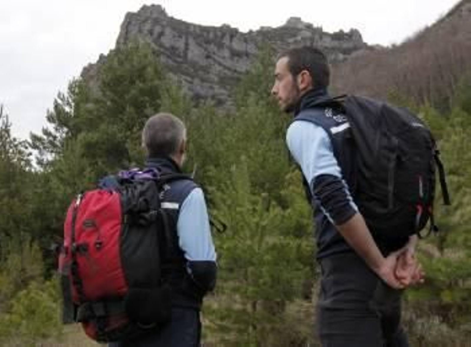 Dos gendarmes galos custodian el Pico Bugarach, cerrado por el Gobierno ante el falso rumor del fin del mundo. (Foto: H.S.)