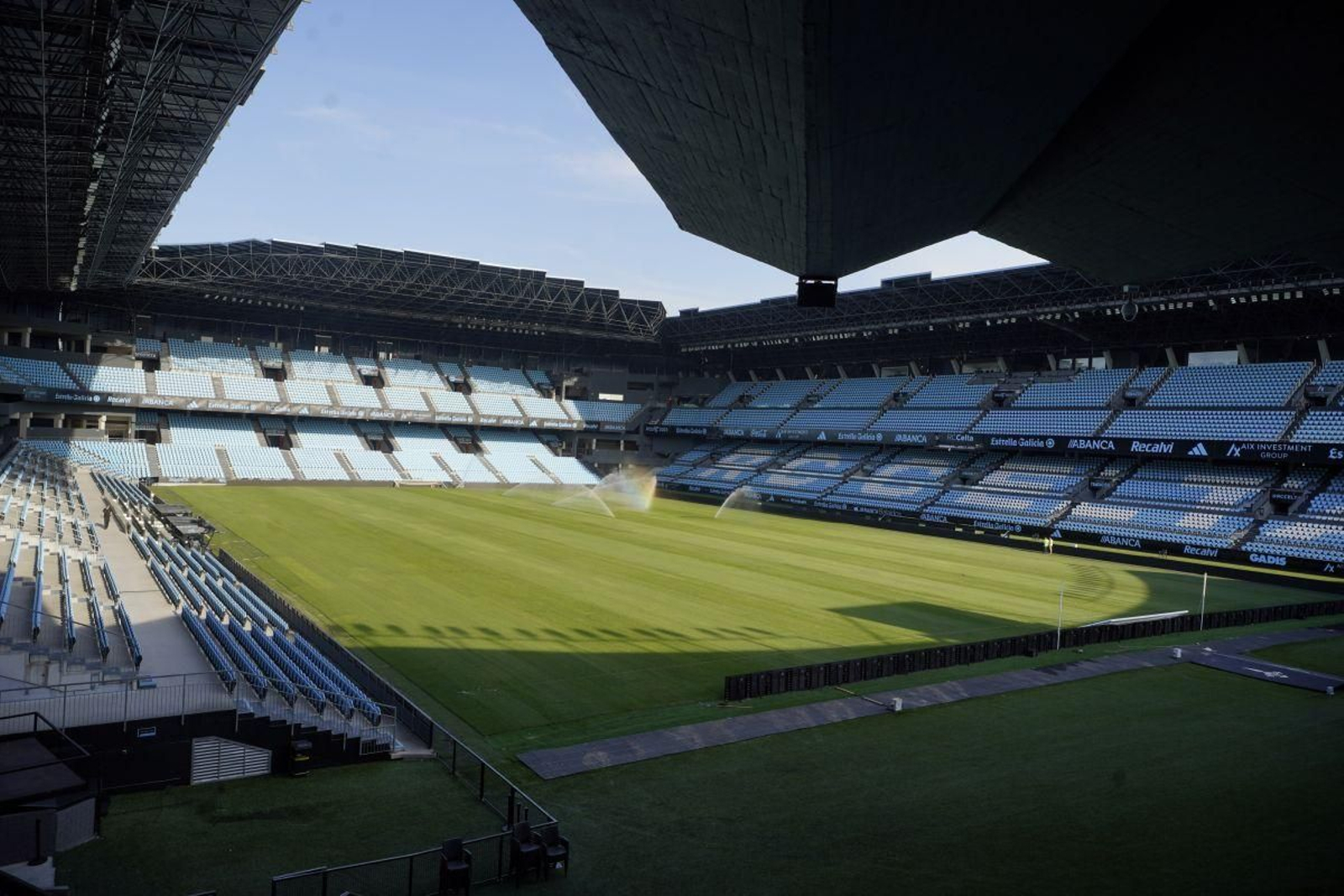 El nuevo césped de Balaídos ya está colocado y se asegura que aguantará sin problemas el partido de mañana.