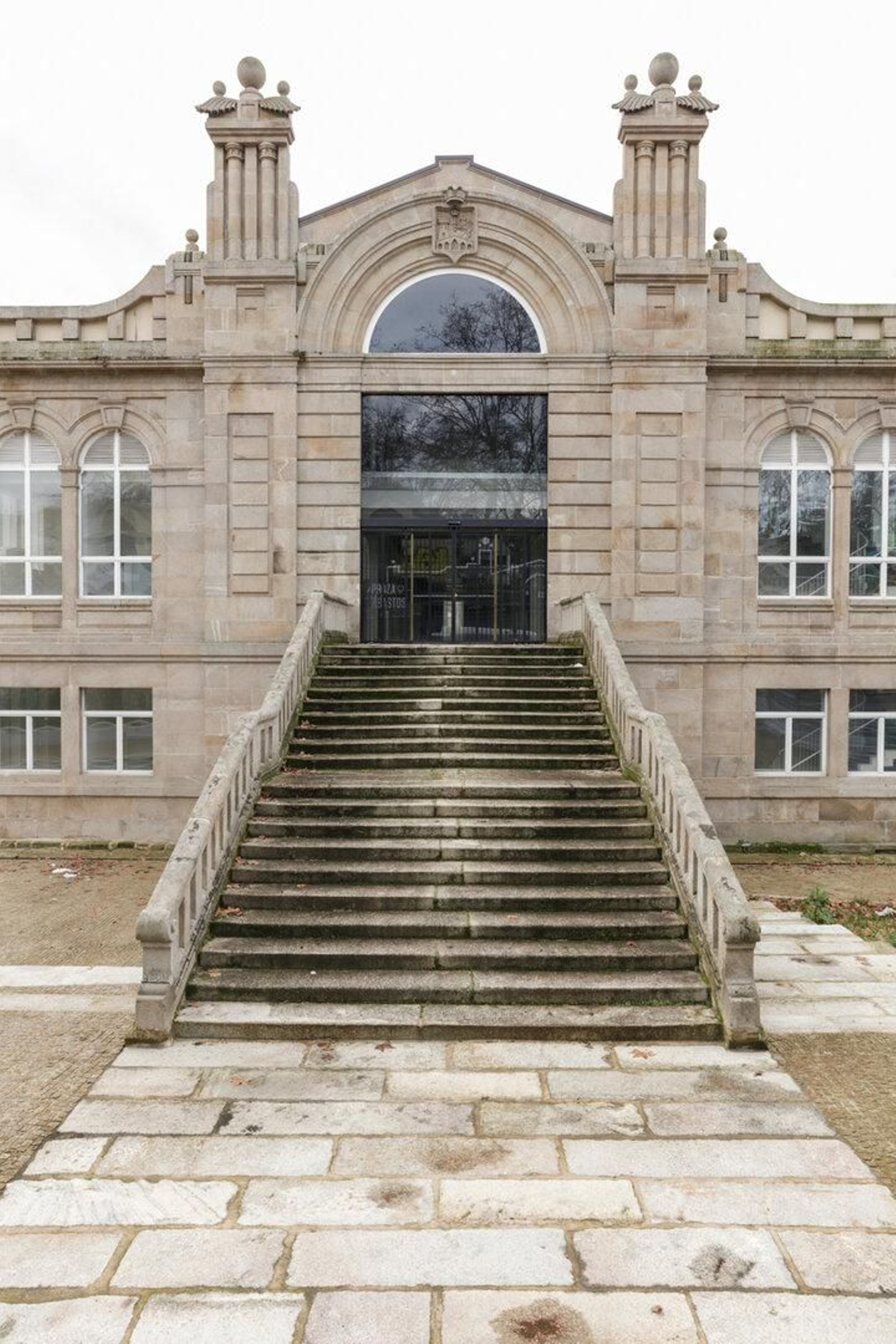 Fachada de la Plaza de Abastos de Ourense.