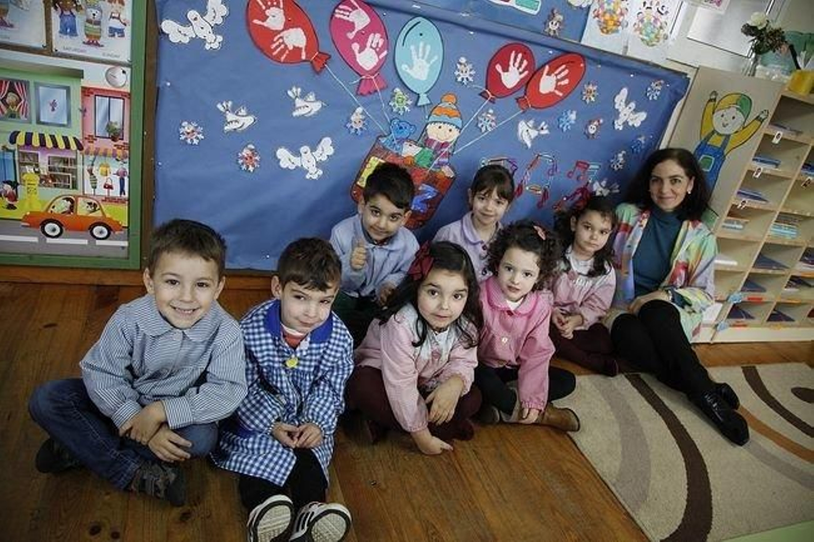 Los escolares de Santa Cruz con la responsable del centro Carmen Alonso.