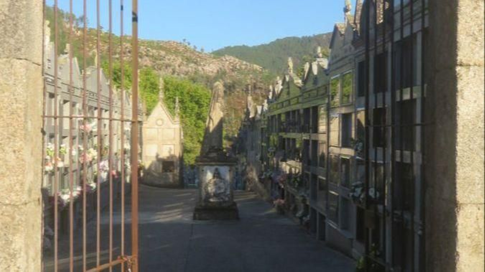 O único vestixio do cemiterio civil en Ribadavia é este “cenotafio” masónico.