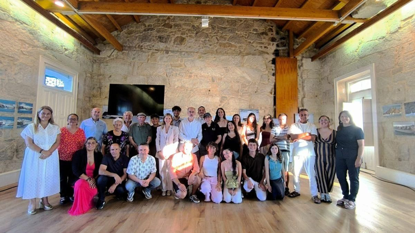 El alcalde, la directora xeral de Xuventude, voluntarios, vecinos y miembros de la Cofradía.