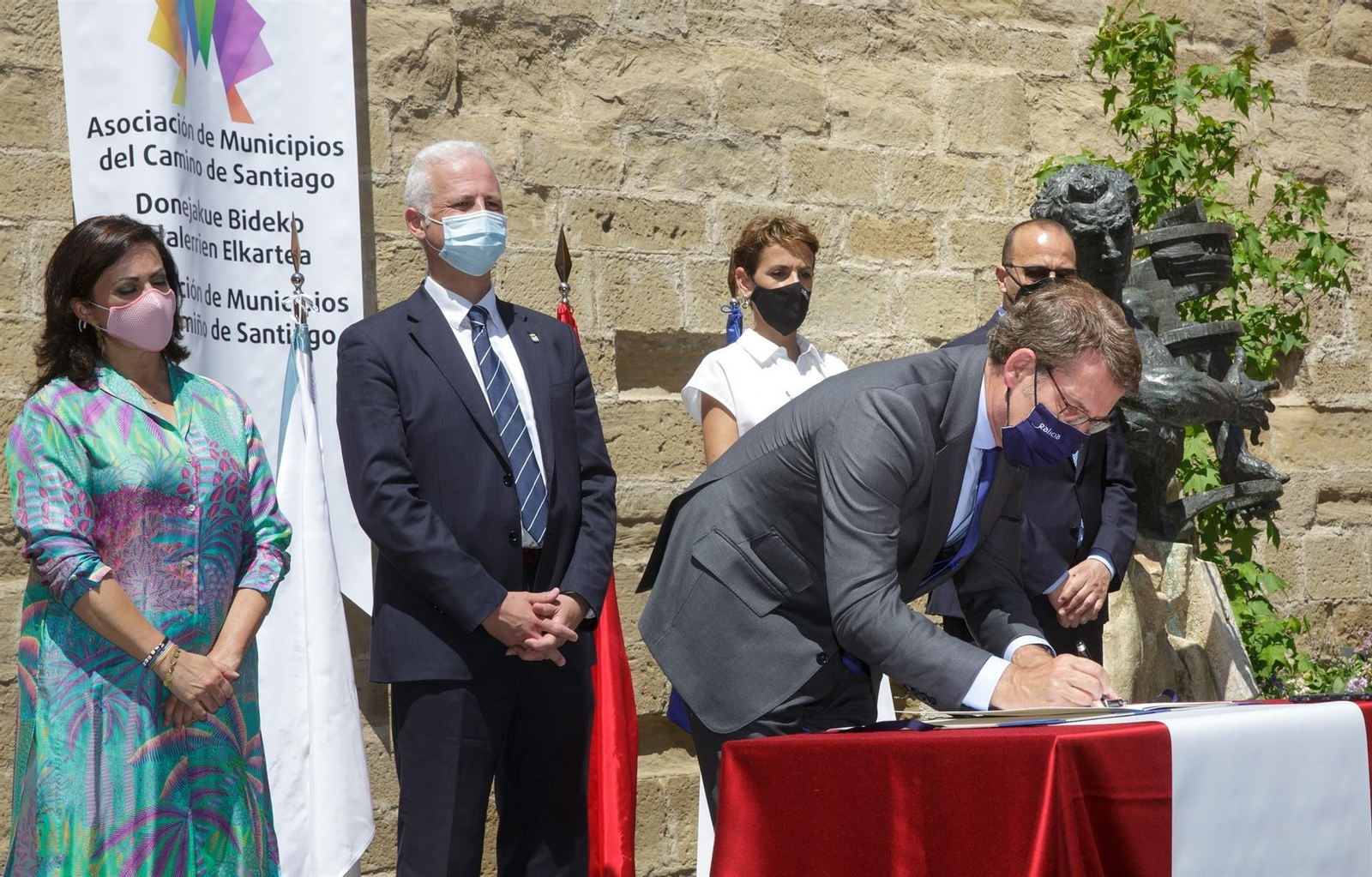 Feijóo estampa su firma en la declaración conjunta, en presencia del resto de presidentes.