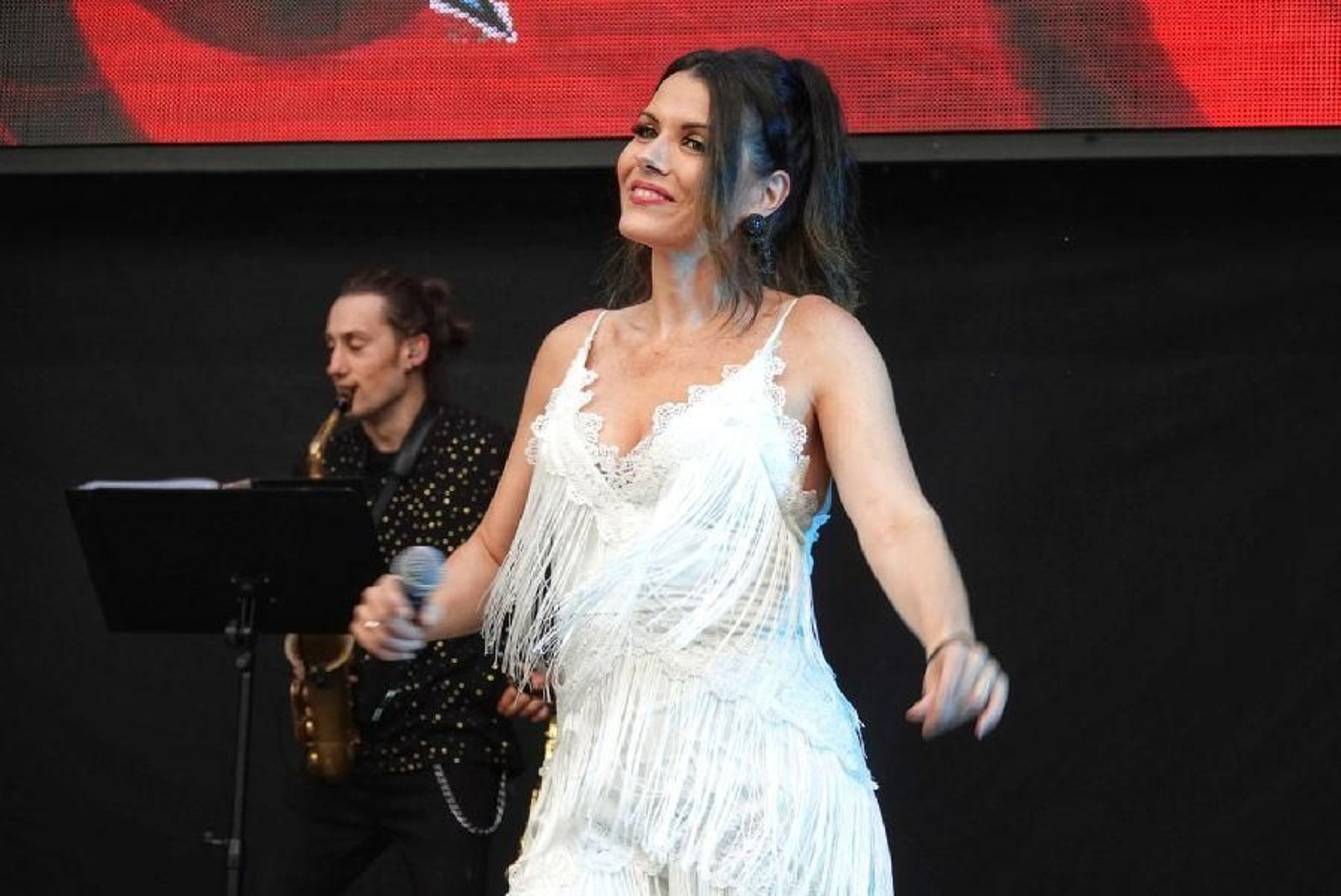 Tomiño vuelve a bailar en una verbena _ Vicente Alonso 10