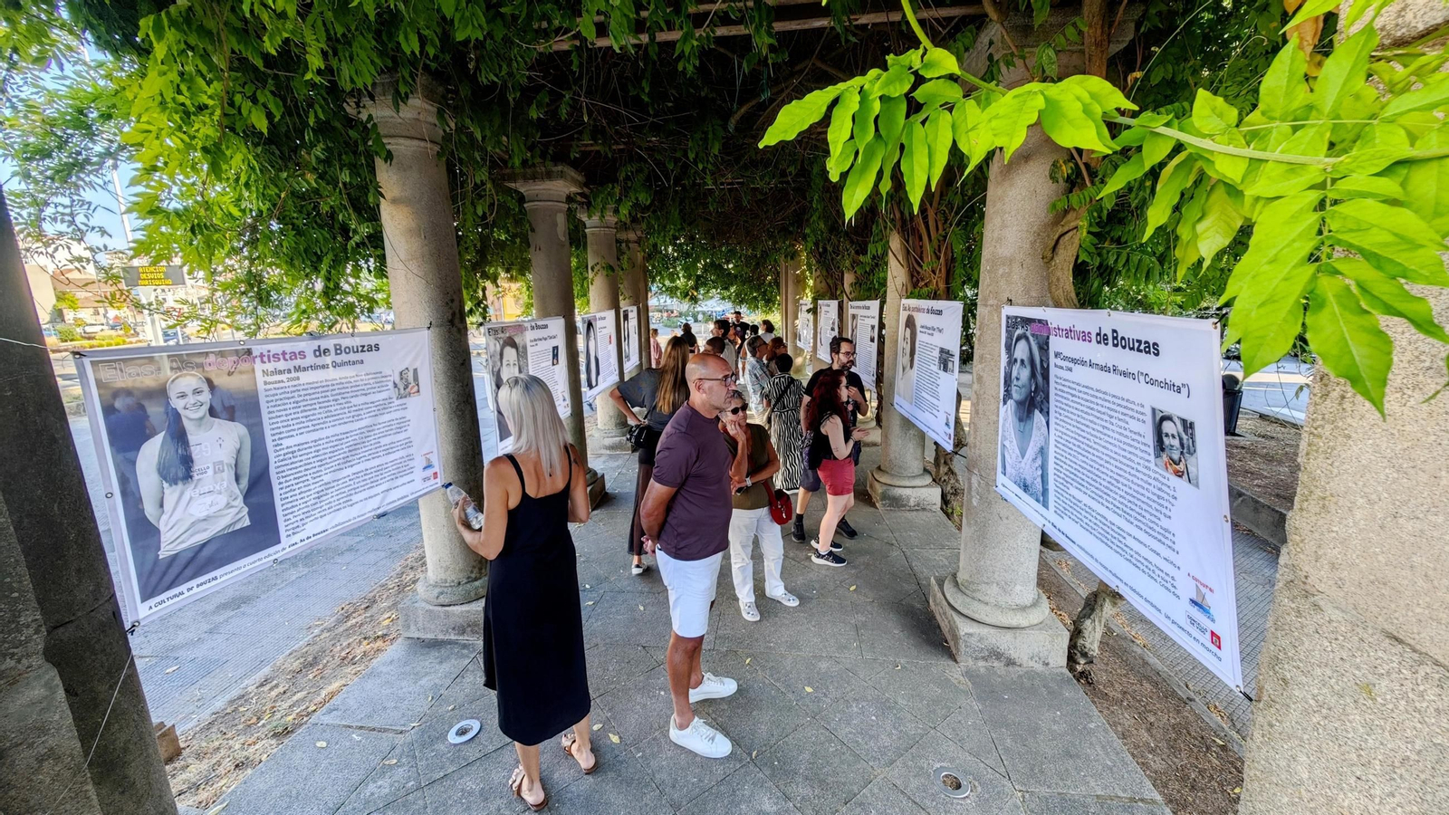 La cuarta exposición, dedicada a las mujeres anónimas de Bouzas, permanecerá en la pérgola de Jenaro de la Fuente hasta finales de mes.