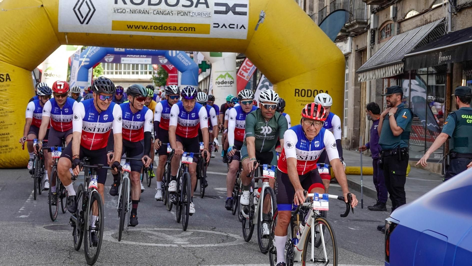Álvaro Pino (d), en la clásica del año pasado en Ponteareas.