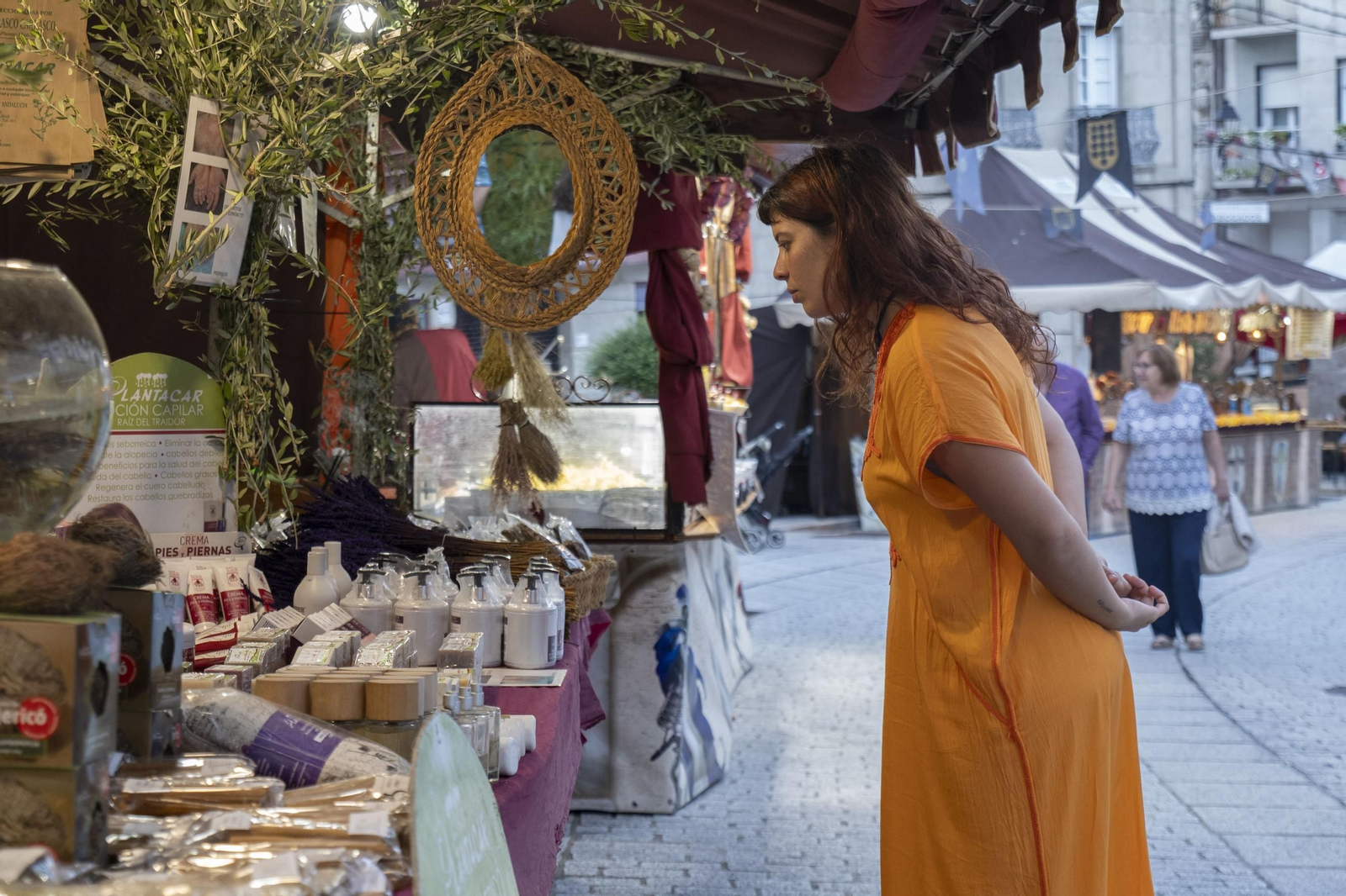 Galería | Reyes, clero, doncellas y caballeros desfilan por las calles de Ribadavia en la Festa da Istoria