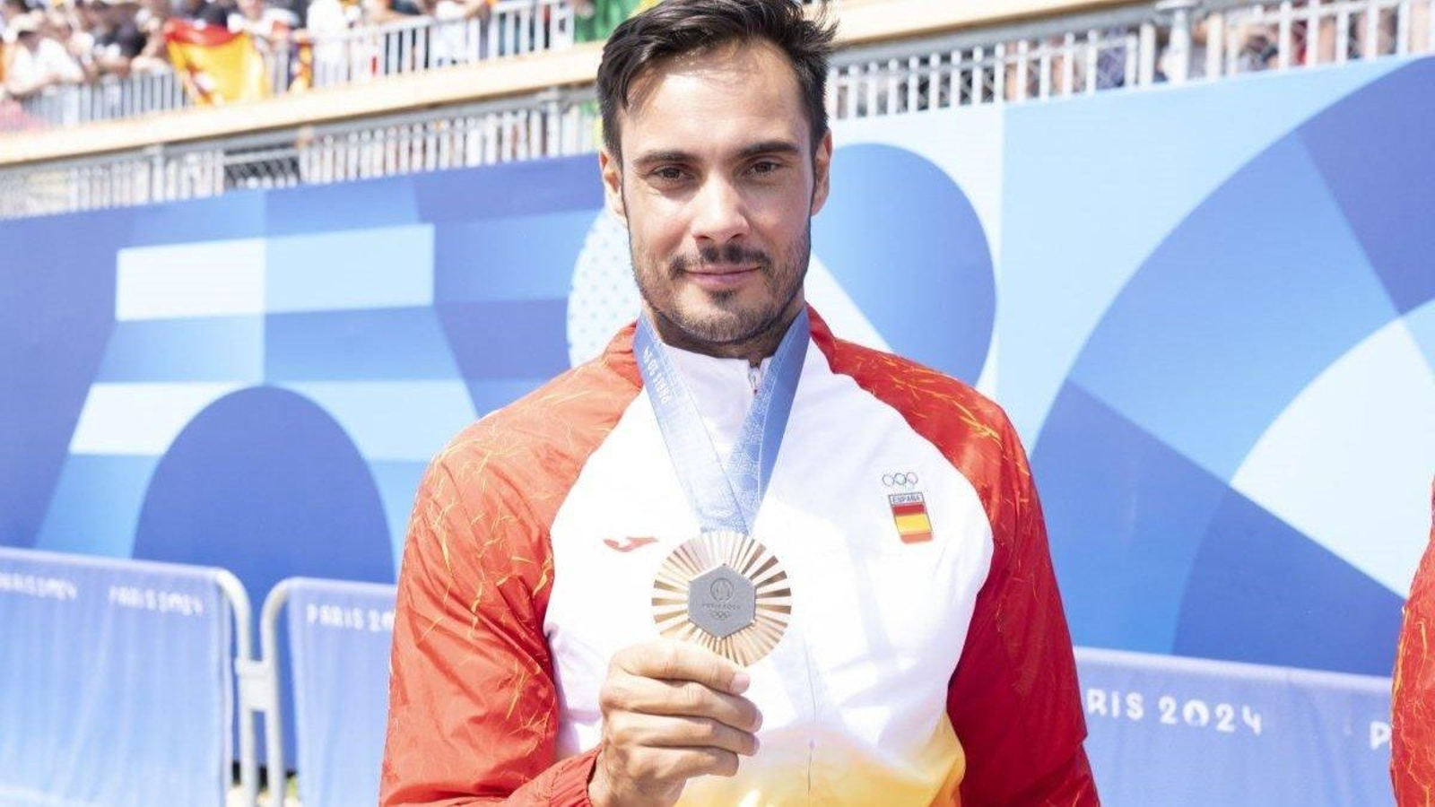 Rodrigo Germade amosa a medalla de bronce obtida onte nos Xogos.