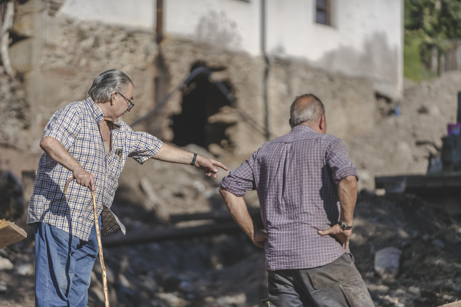 Galería | La huella del desastre dejado por la riada en A Bouza y acentuado por la parálisis, en fotos