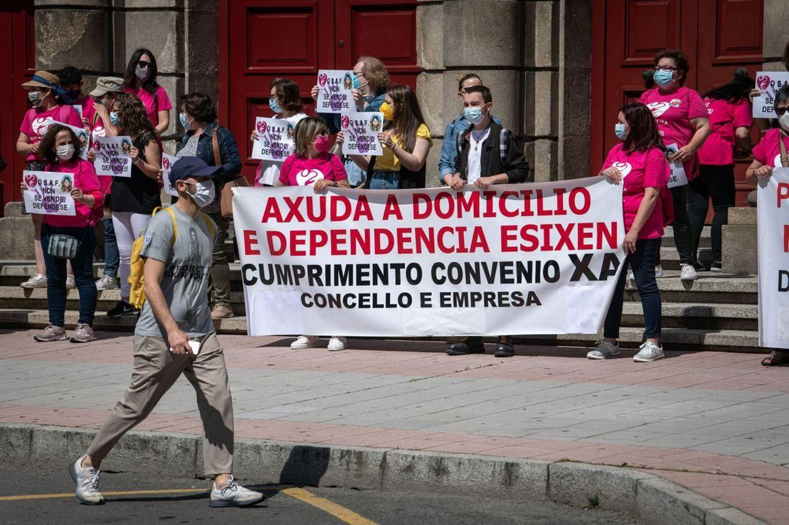 Un instante de la protesta frente a la Subdelegación del Gobierno. (Foto: Óscar Pinal)