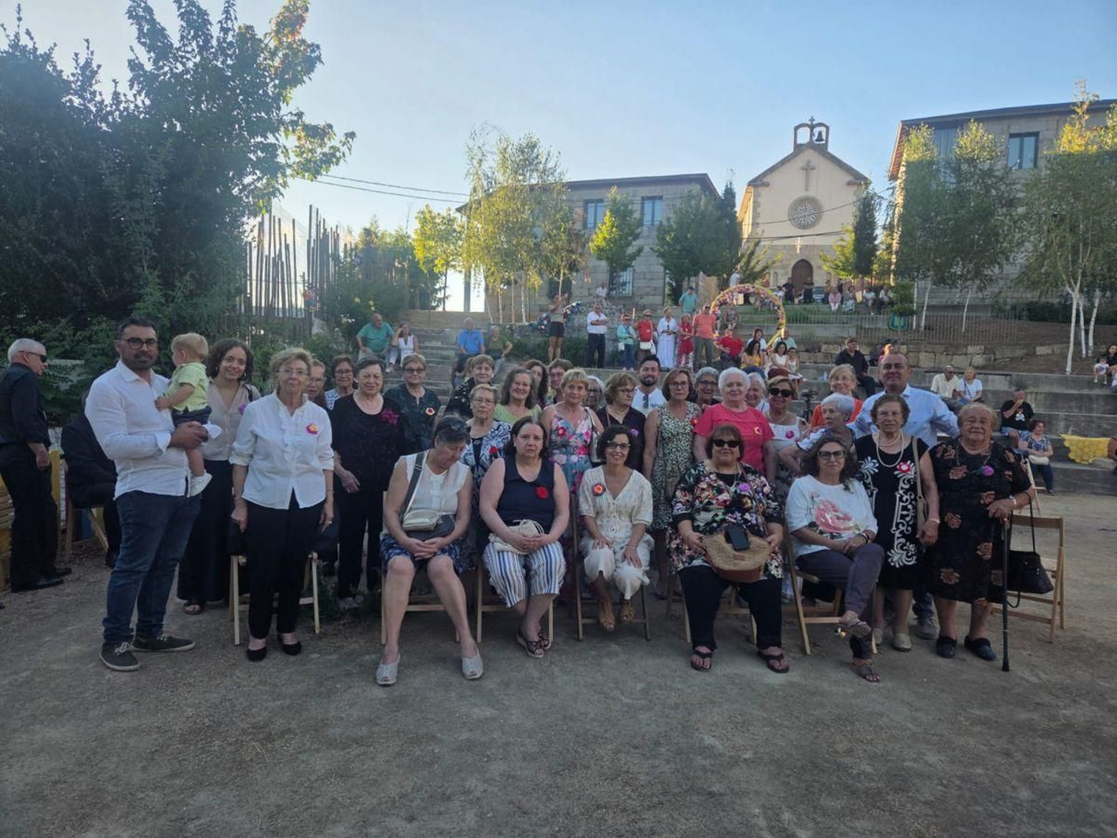 Foto de familia durante la presentación de “Tecendo Soños” en A Veiga.